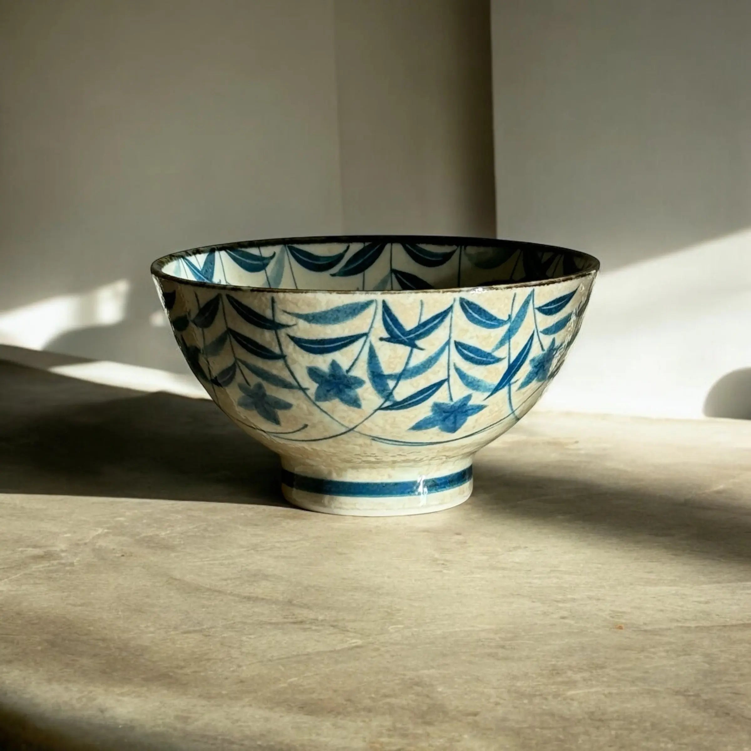 Japansk skål med mørkeblå blomster i keramik | 2 størrelser Studio Hafnia