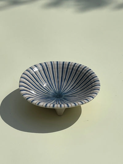 Japansk skål på fod i hvid keramik med blå og brune striber | 2 størrelser Studio Hafnia