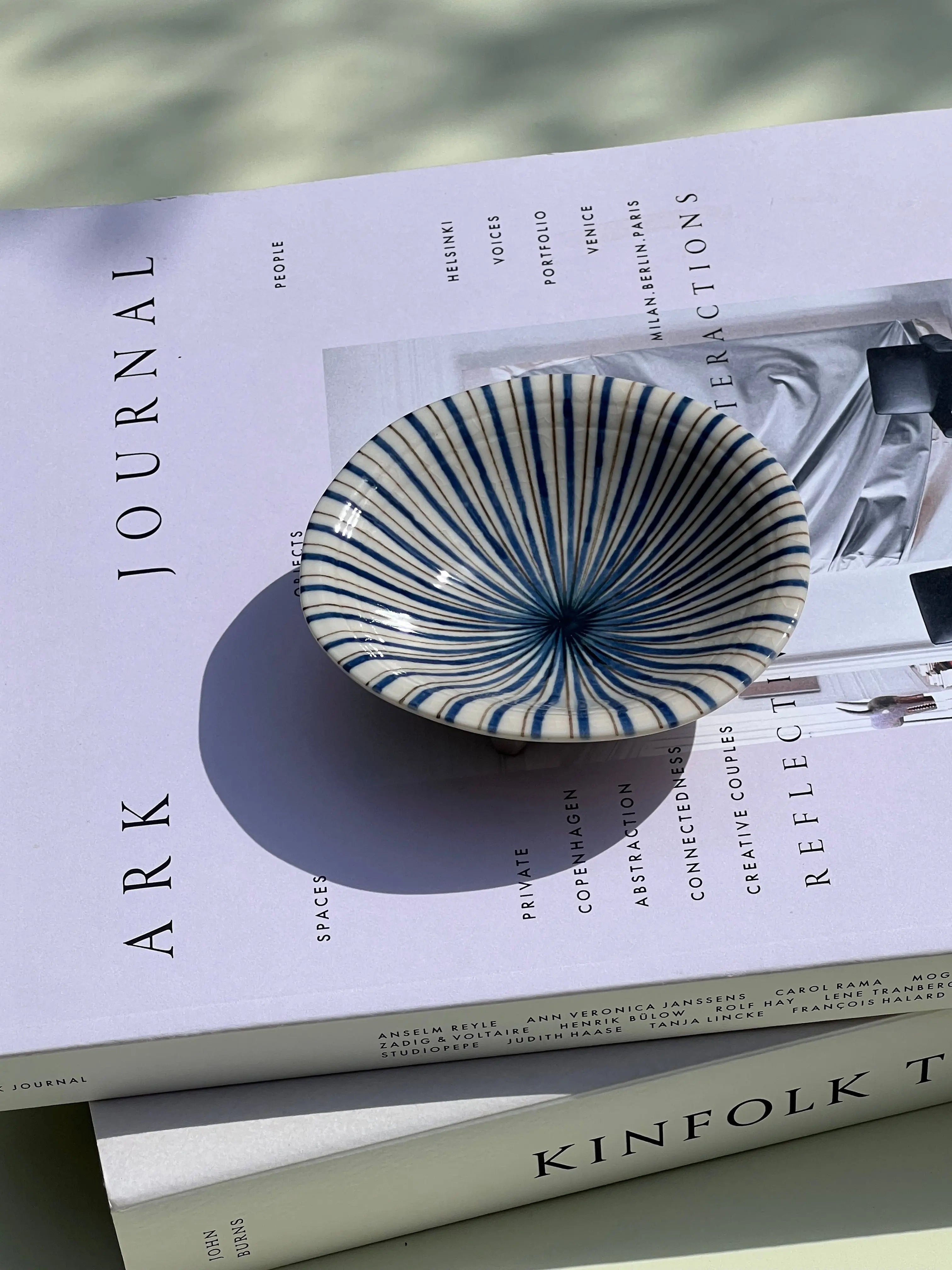 Japansk skål på fod i hvid keramik med blå og brune striber | 2 størrelser Studio Hafnia