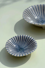 Japansk skål på fod i hvid keramik med blå og brune striber | 2 størrelser Studio Hafnia