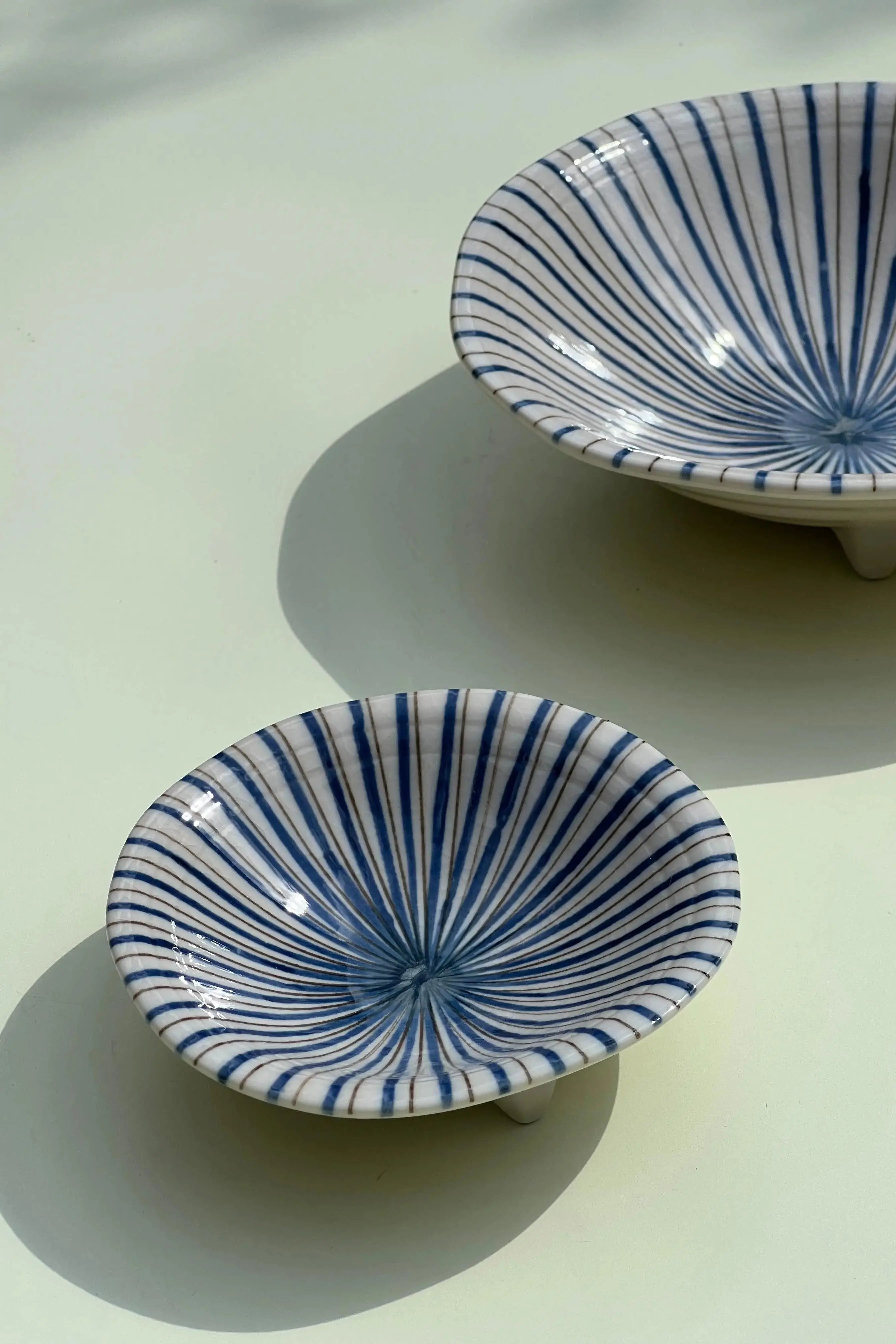 Japansk skål på fod i hvid keramik med blå og brune striber | 2 størrelser Studio Hafnia