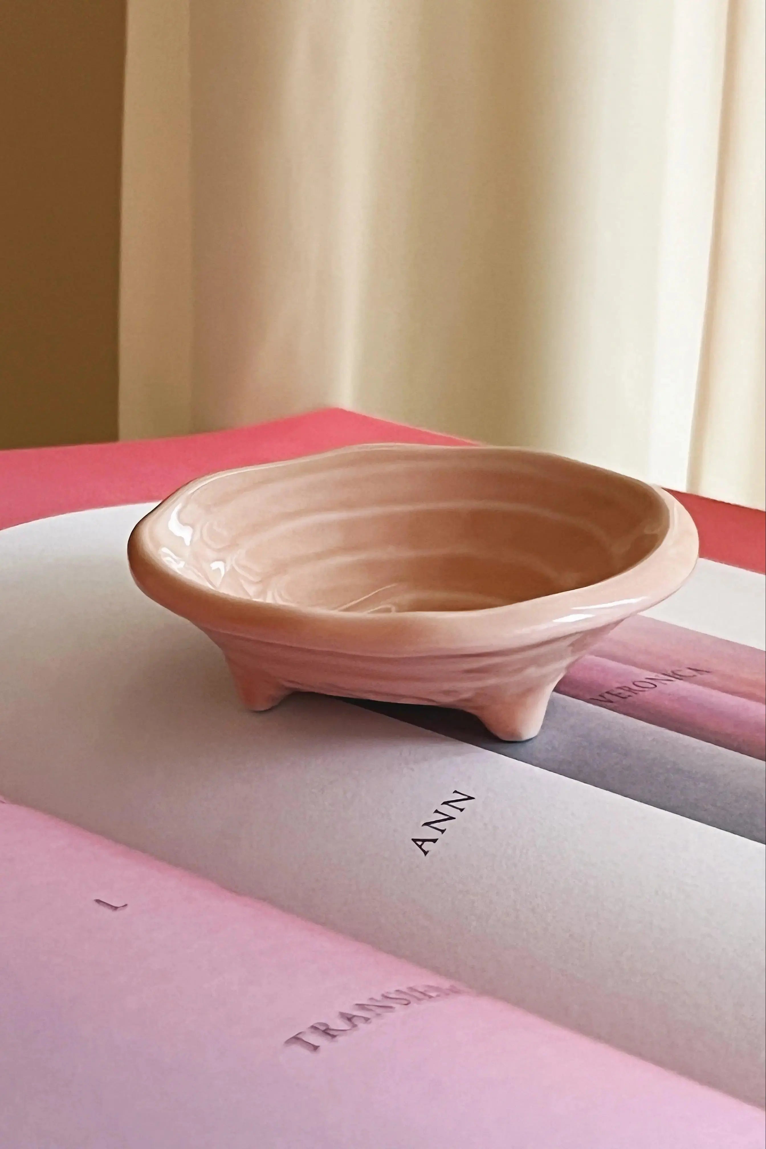 Japansk skål på fod i pink keramik Studio Hafnia