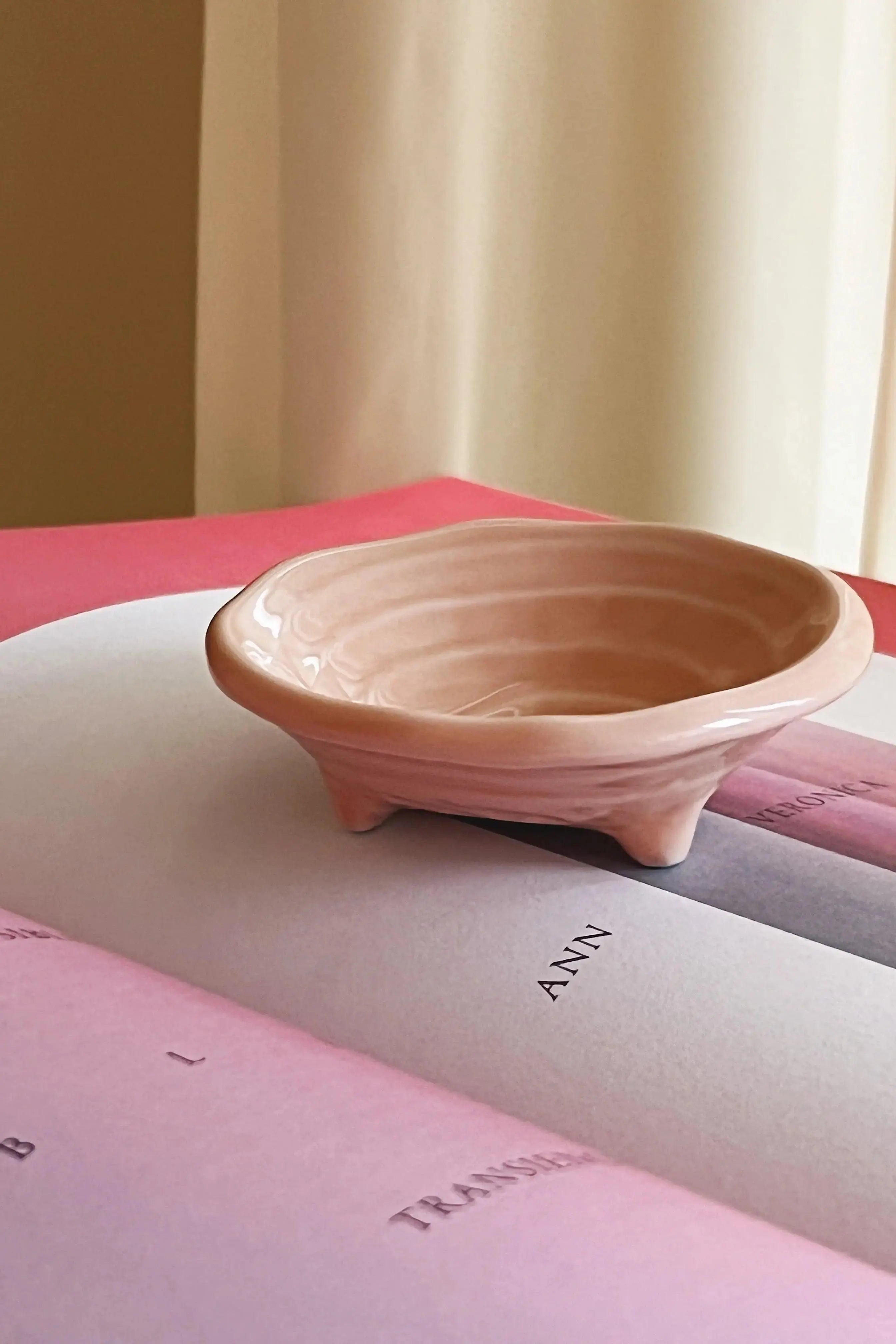 Japansk skål på fod i pink keramik Studio Hafnia