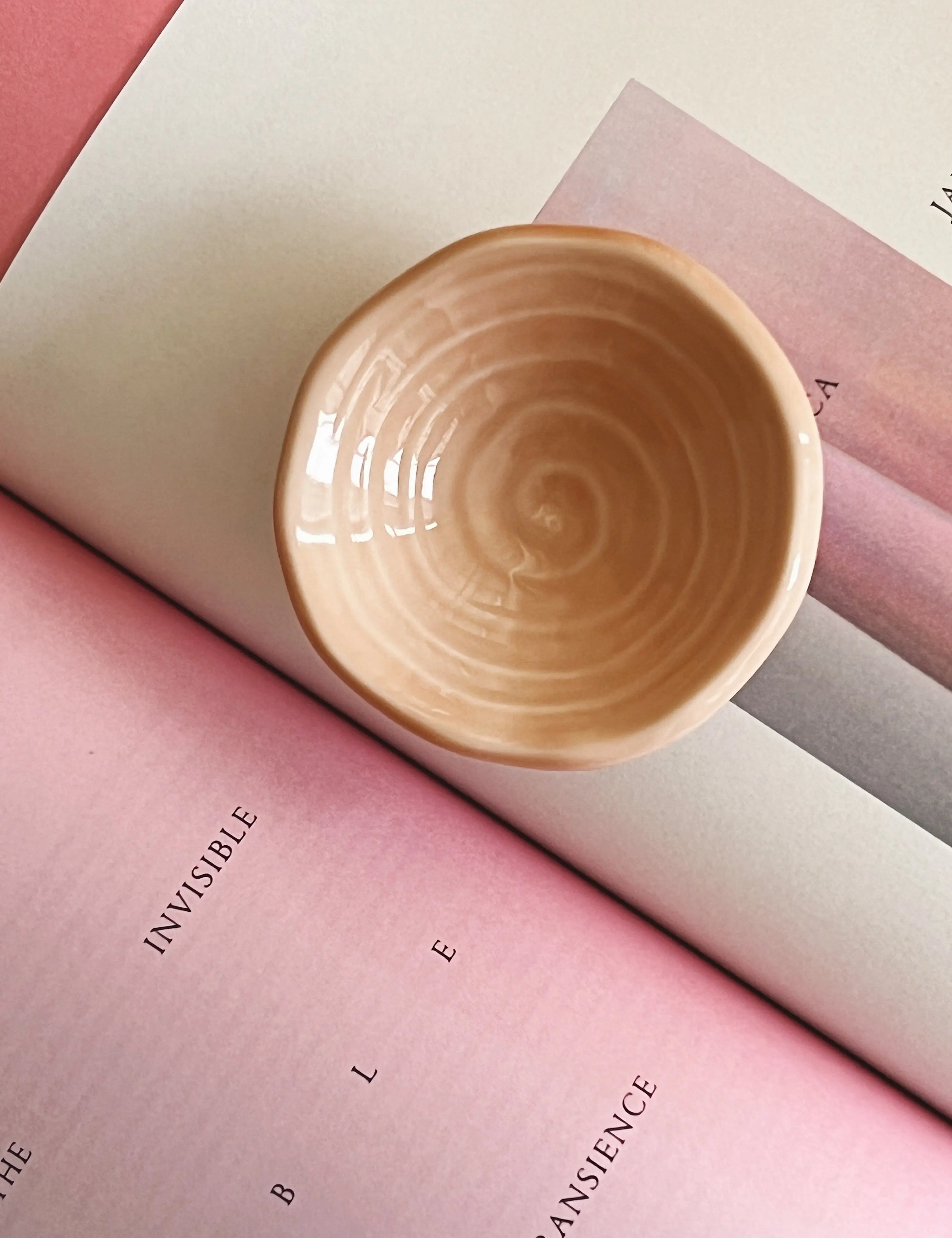 Japansk skål på fod i pink keramik Studio Hafnia
