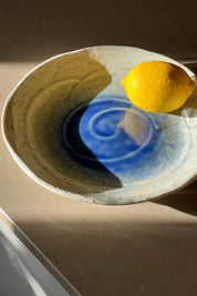 Japansk stor tallerken/serveringsfad i hvid og blålig keramik | 24.5 cm Studio Hafnia