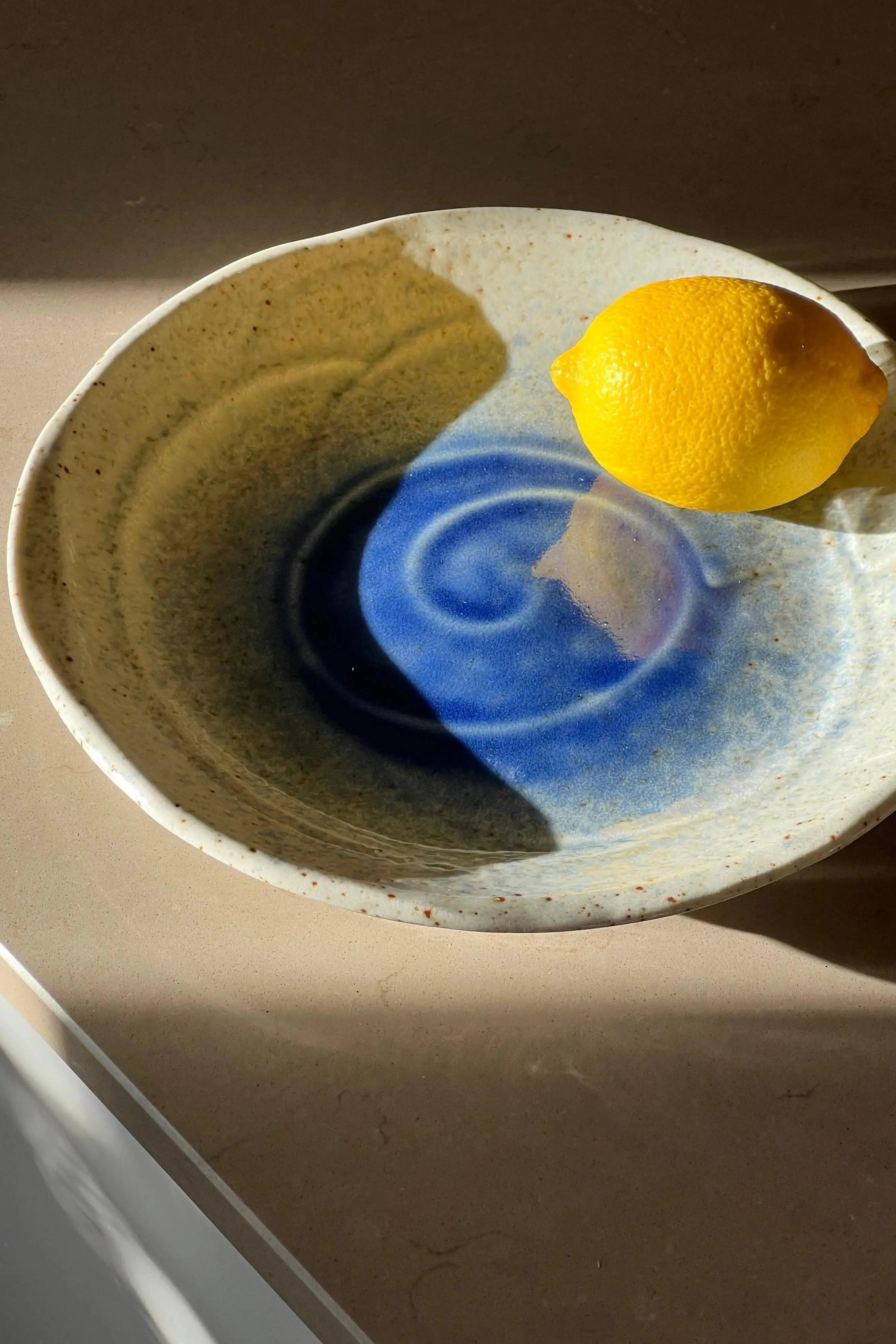 serveringsfad i hvid og blålig keramik | 24.5 cm Studio Hafnia