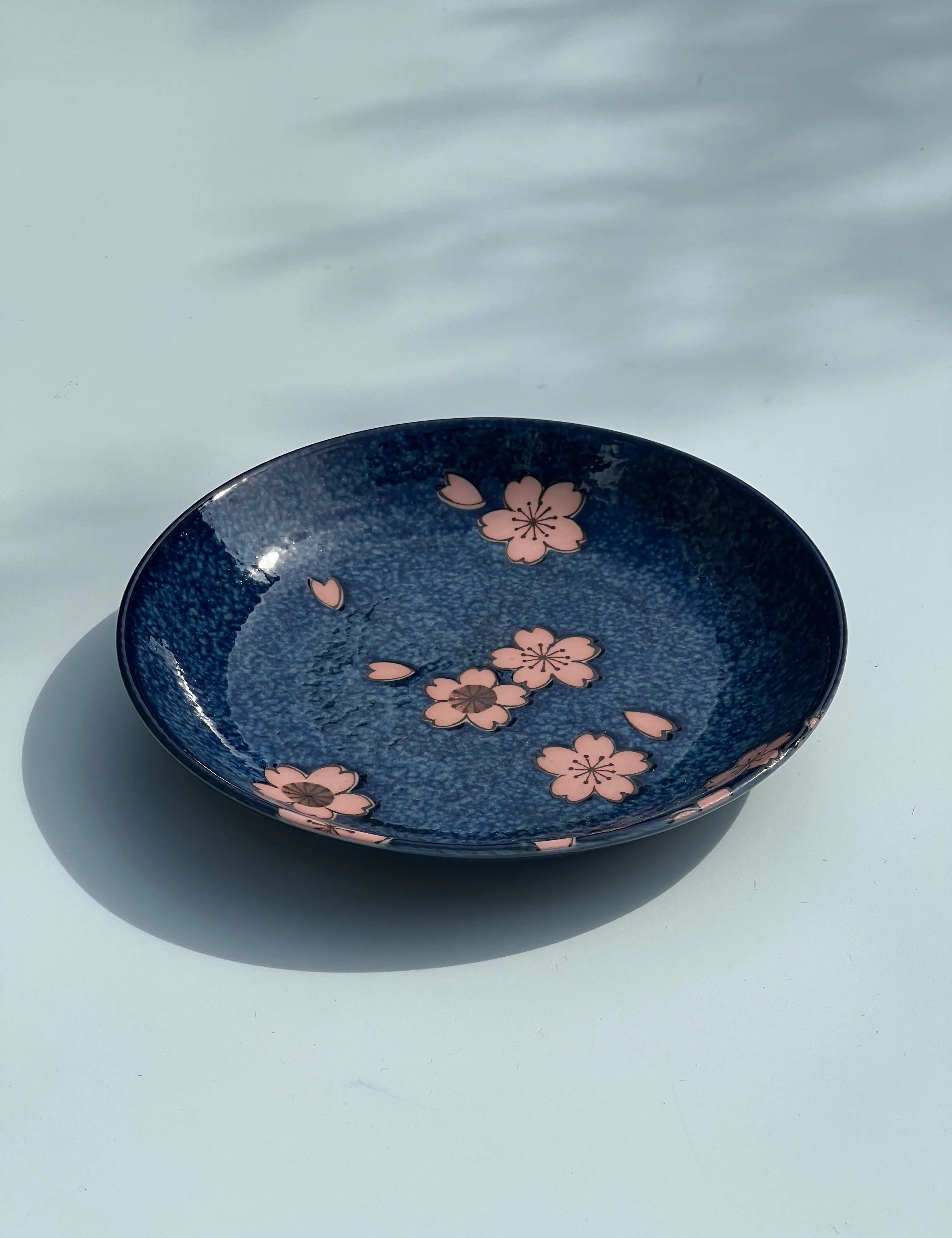 Japansk tallerken i blå keramik med lyserøde blomster | 16 cm Studio Hafnia