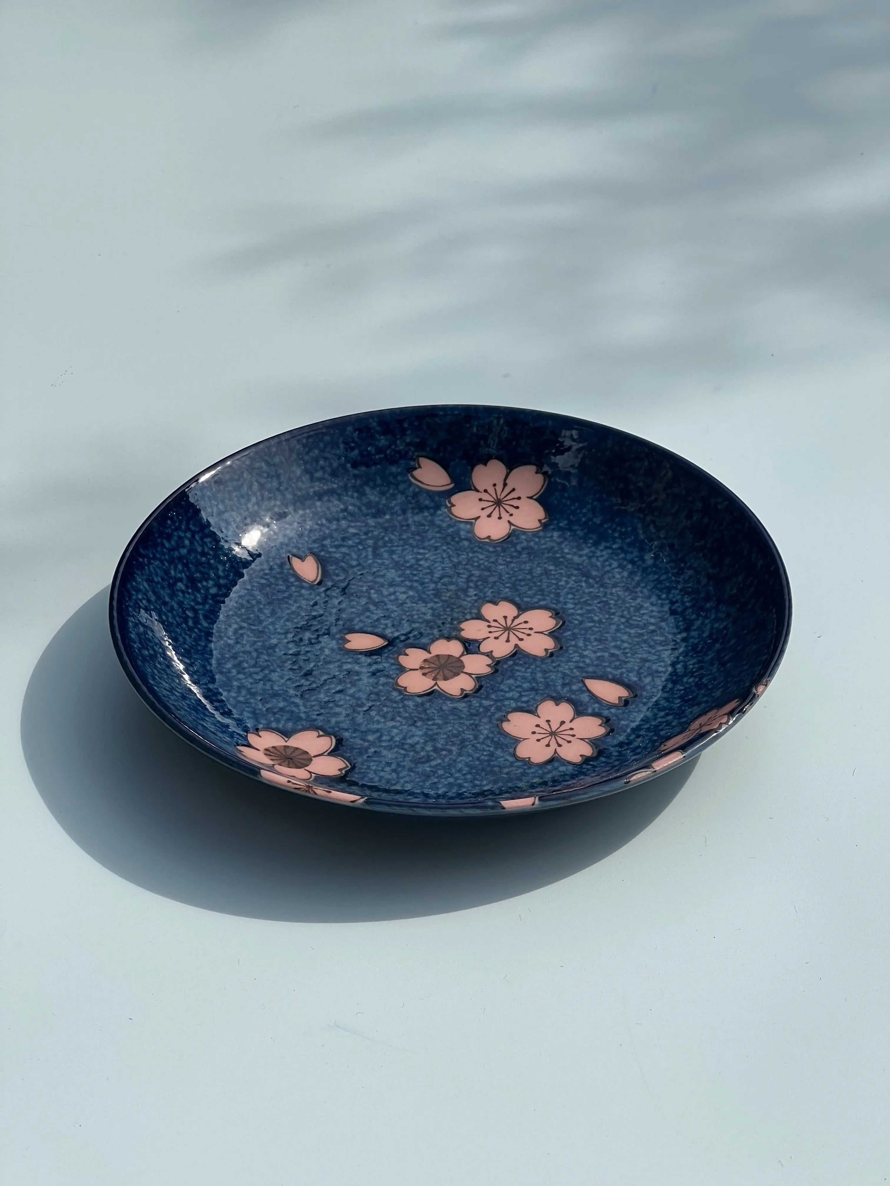Japansk tallerken i blå keramik med lyserøde blomster | 16 cm Studio Hafnia