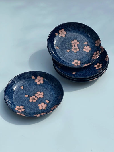 Japansk tallerken i blå keramik med lyserøde blomster | 16 cm Studio Hafnia