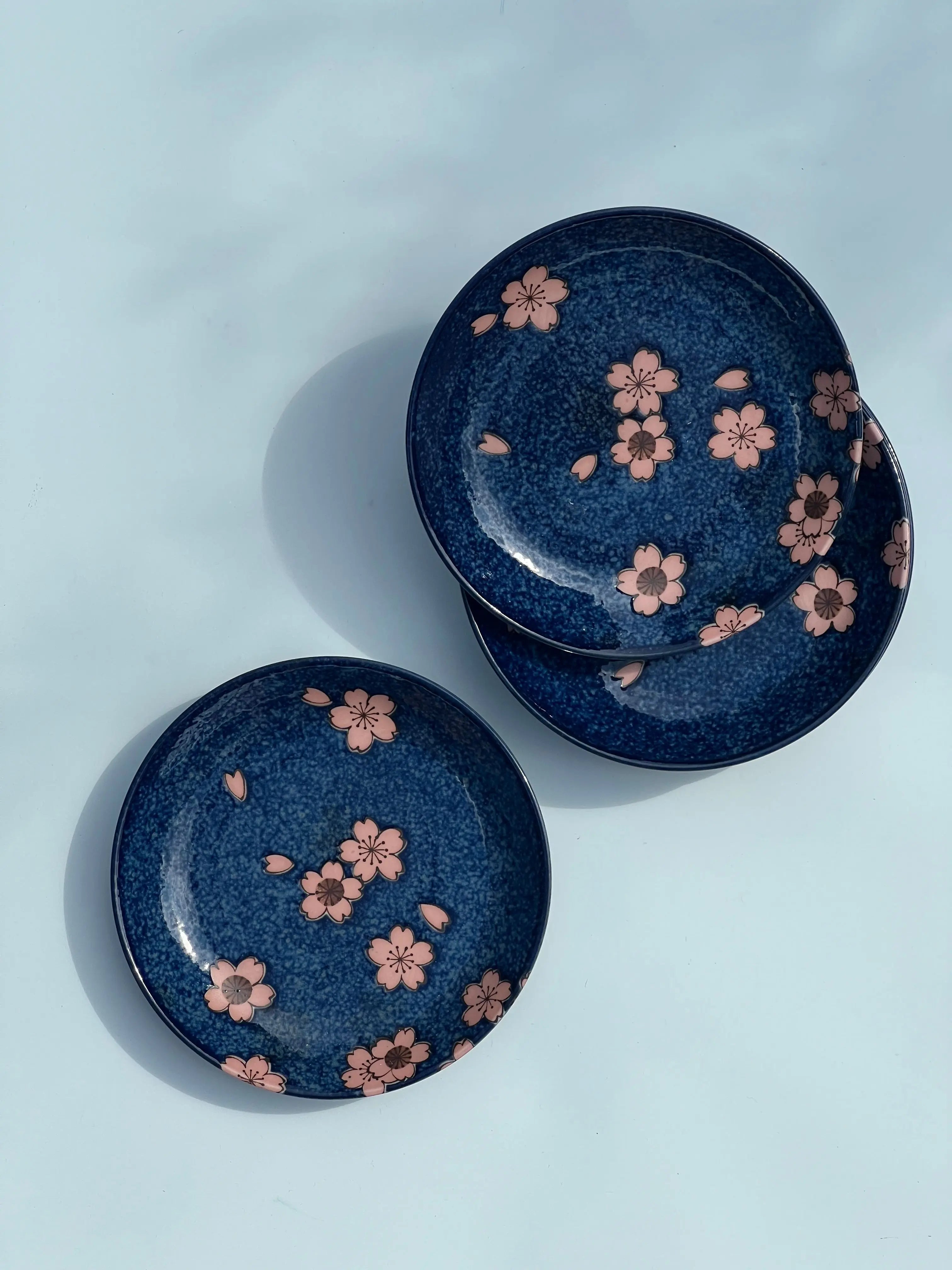 Japansk tallerken i blå keramik med lyserøde blomster | 16 cm Studio Hafnia