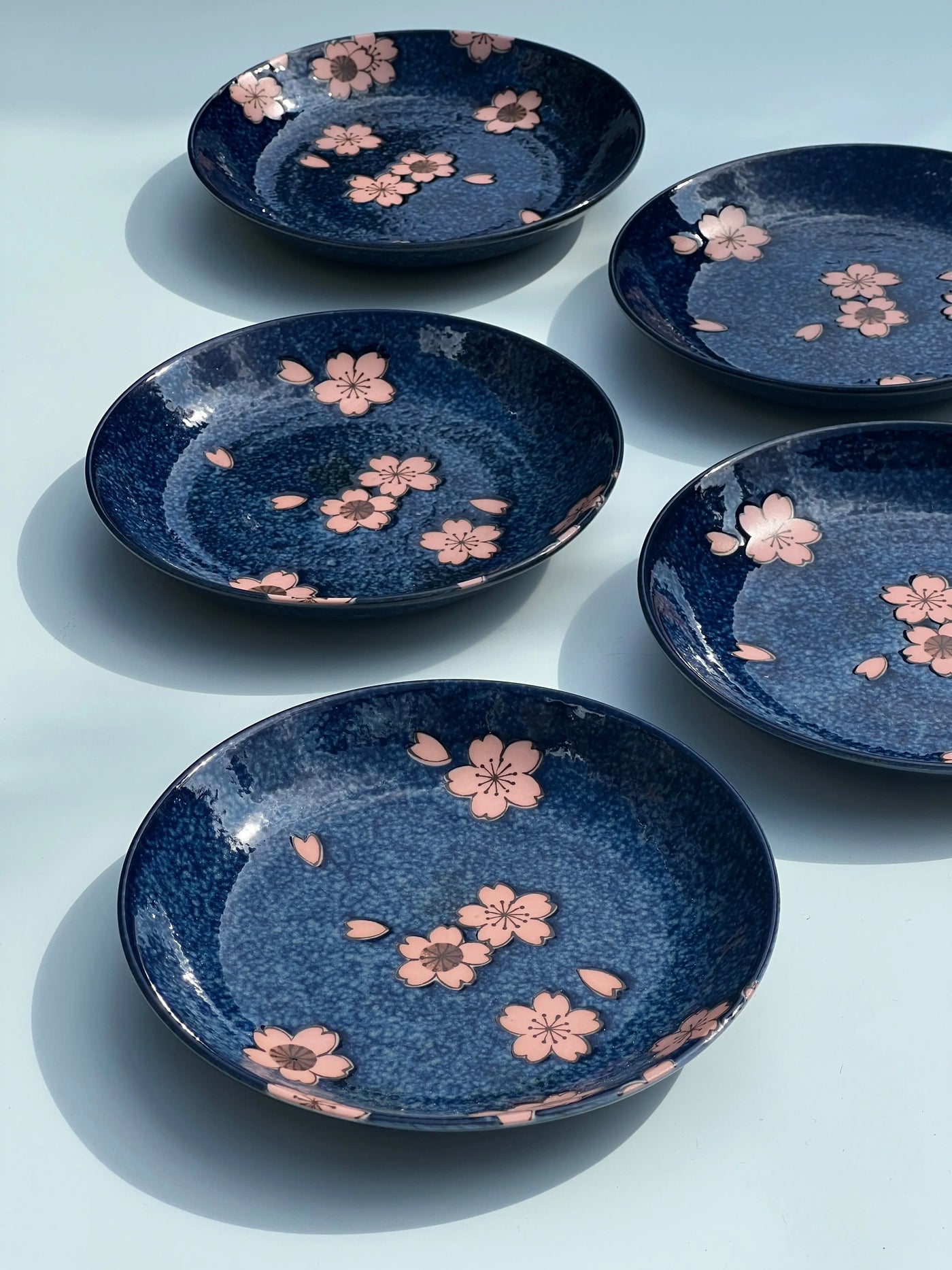 Japansk tallerken i blå keramik med lyserøde blomster | 16 cm Studio Hafnia