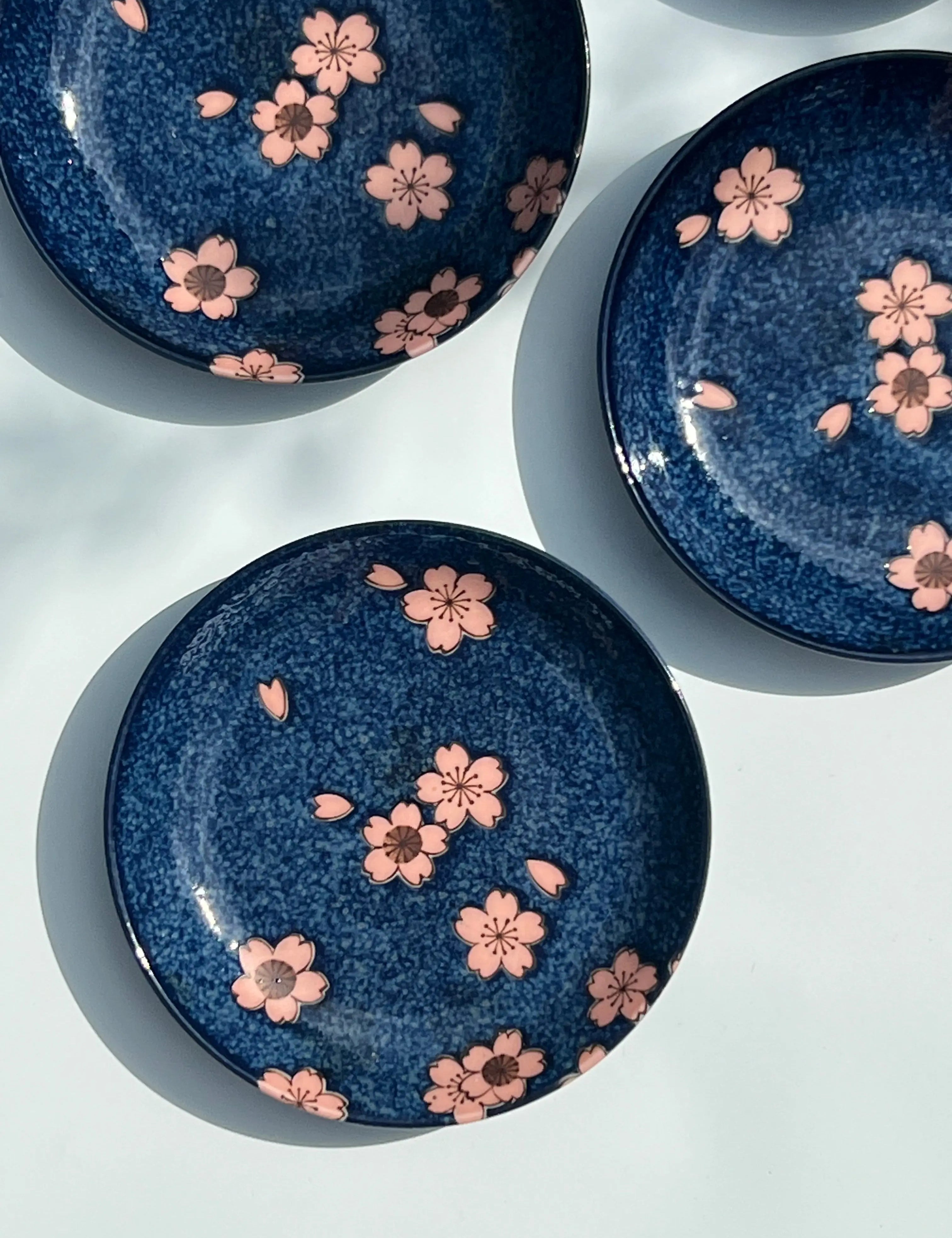 Japansk tallerken i blå keramik med lyserøde blomster | 16 cm Studio Hafnia