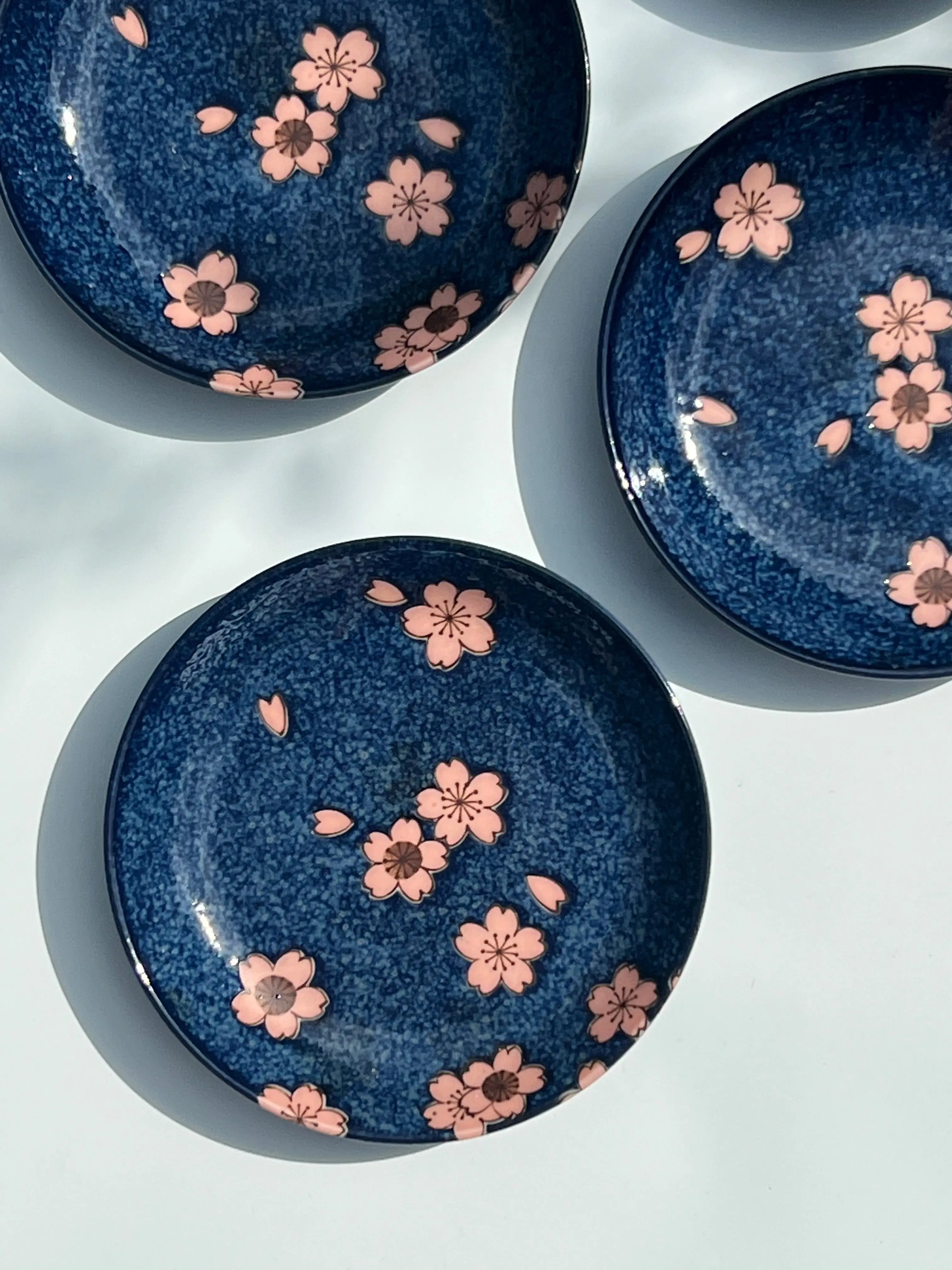 Japansk tallerken i blå keramik med lyserøde blomster | 16 cm Studio Hafnia