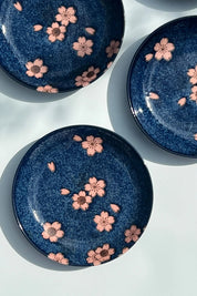 Japansk tallerken i blå keramik med lyserøde blomster | 16 cm Studio Hafnia