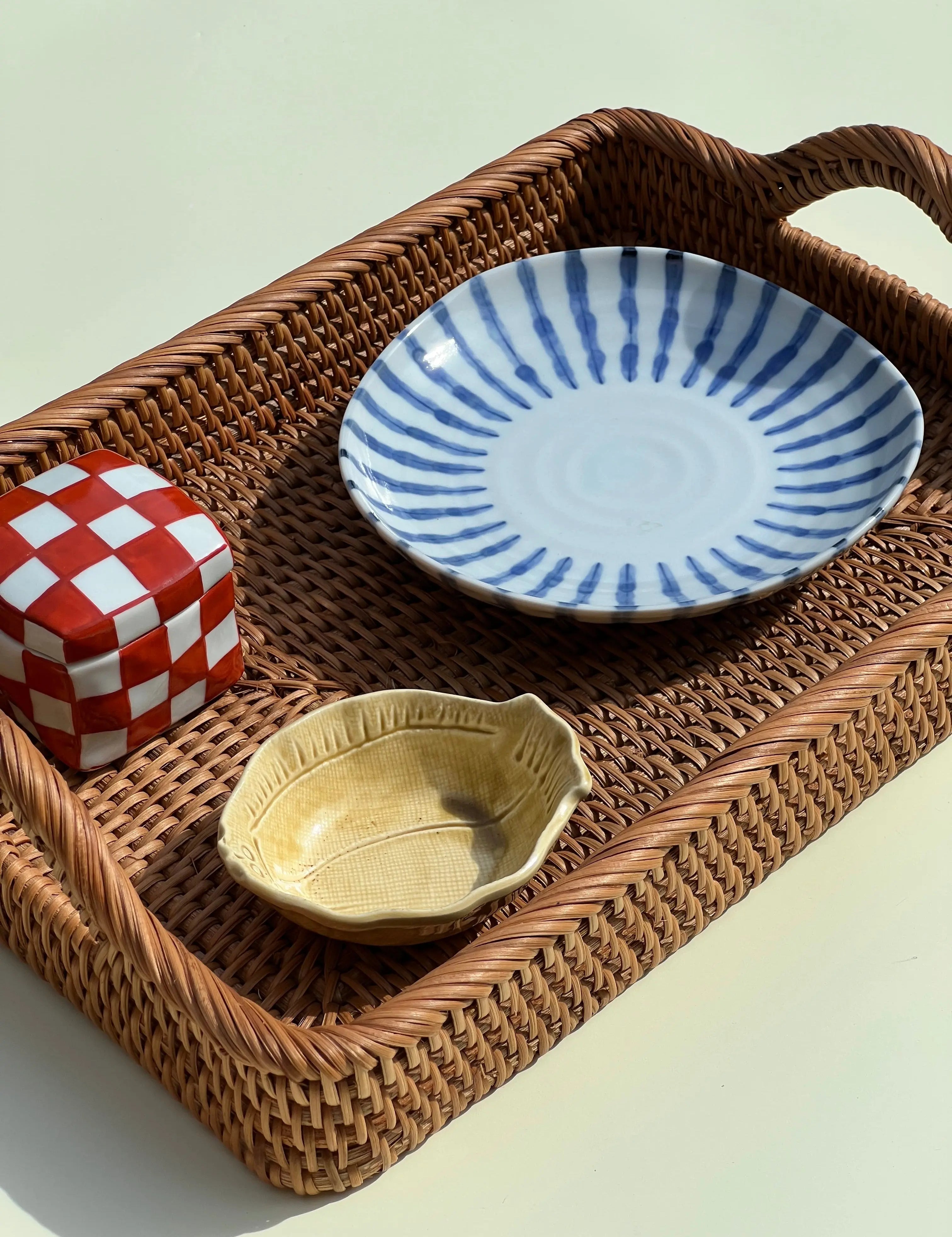 Japansk tallerken i hvid keramik med blå striber | 16 cm Studio Hafnia