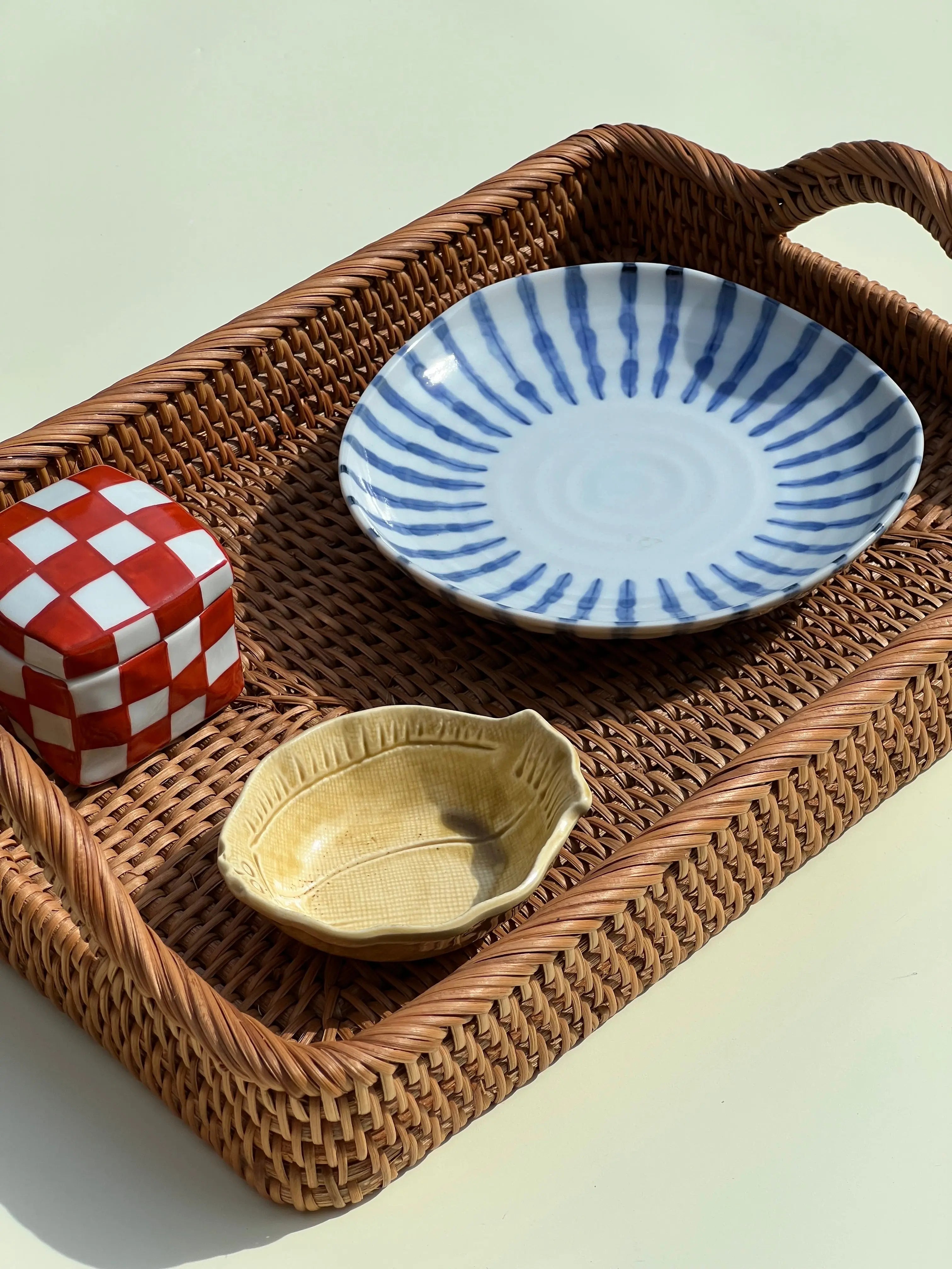 Japansk tallerken i hvid keramik med blå striber | 16 cm Studio Hafnia