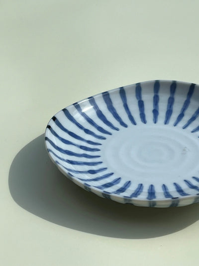 Japansk tallerken i hvid keramik med blå striber | 16 cm Studio Hafnia