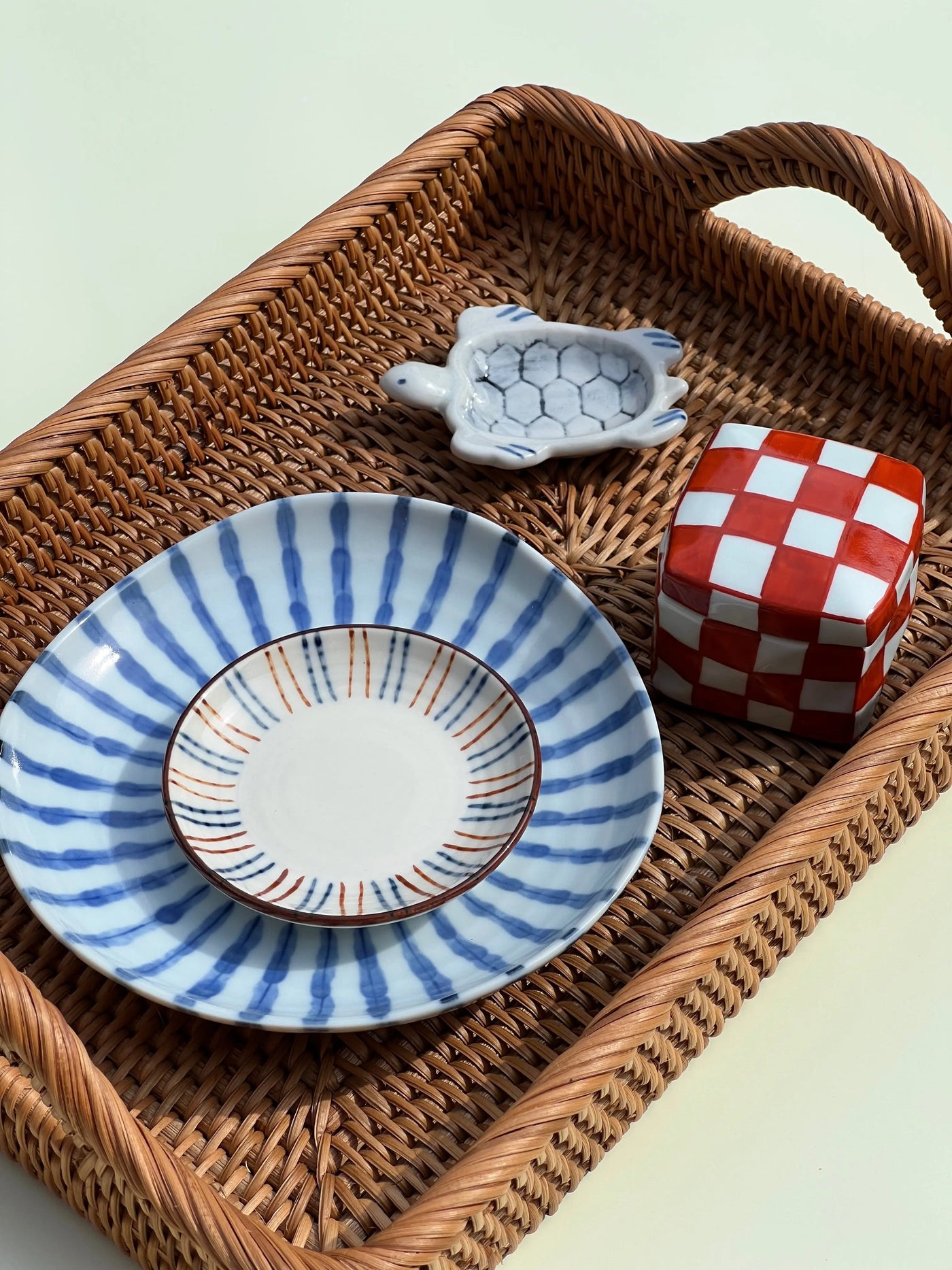 Japansk tallerken i hvid keramik med blå striber | 16 cm Studio Hafnia