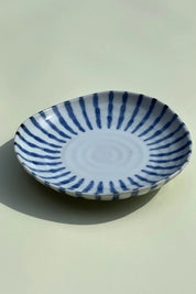 Japansk tallerken i hvid keramik med blå striber | 16 cm Studio Hafnia