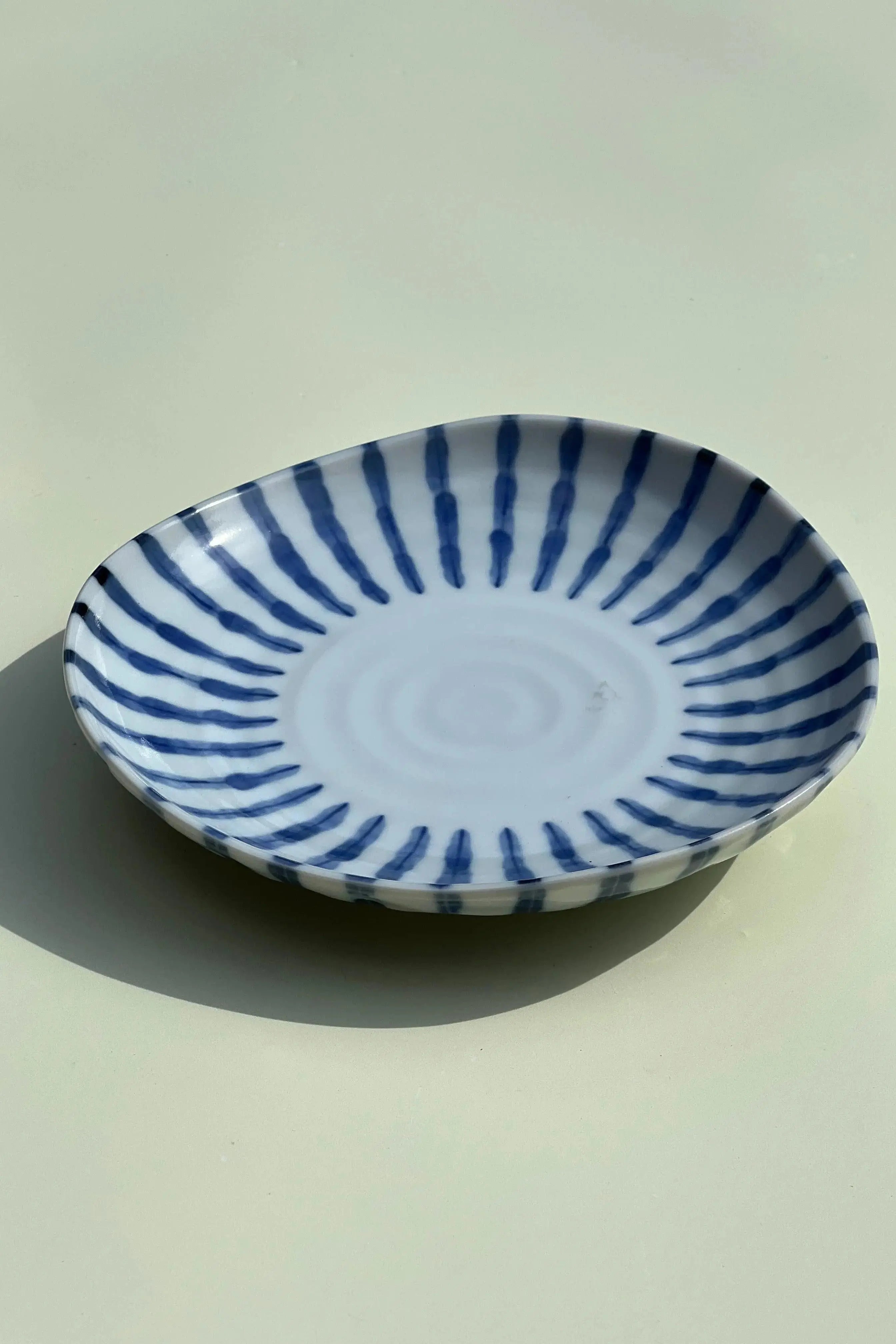 Japansk tallerken i hvid keramik med blå striber | 16 cm Studio Hafnia