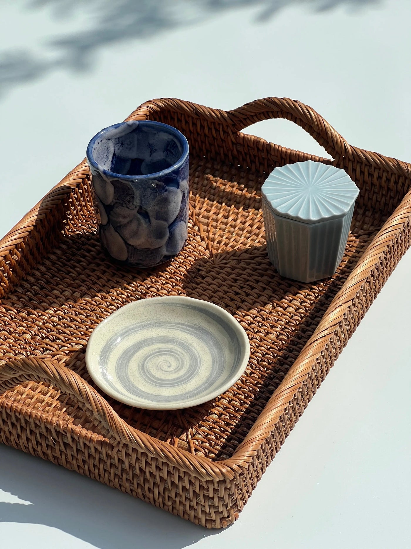 Japansk tallerken i hvid keramik med lysegråt spiralmønster | 12 cm Studio Hafnia