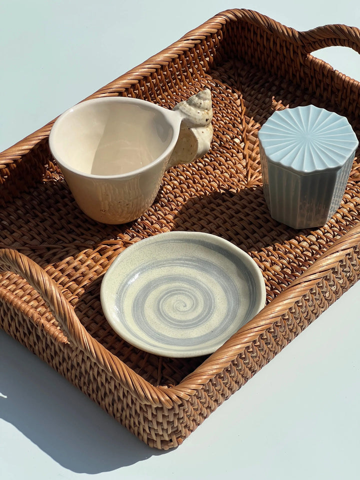 Japansk tallerken i hvid keramik med lysegråt spiralmønster | 12 cm Studio Hafnia