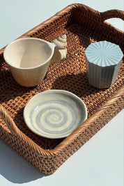 Japansk tallerken i hvid keramik med lysegråt spiralmønster | 12 cm Studio Hafnia