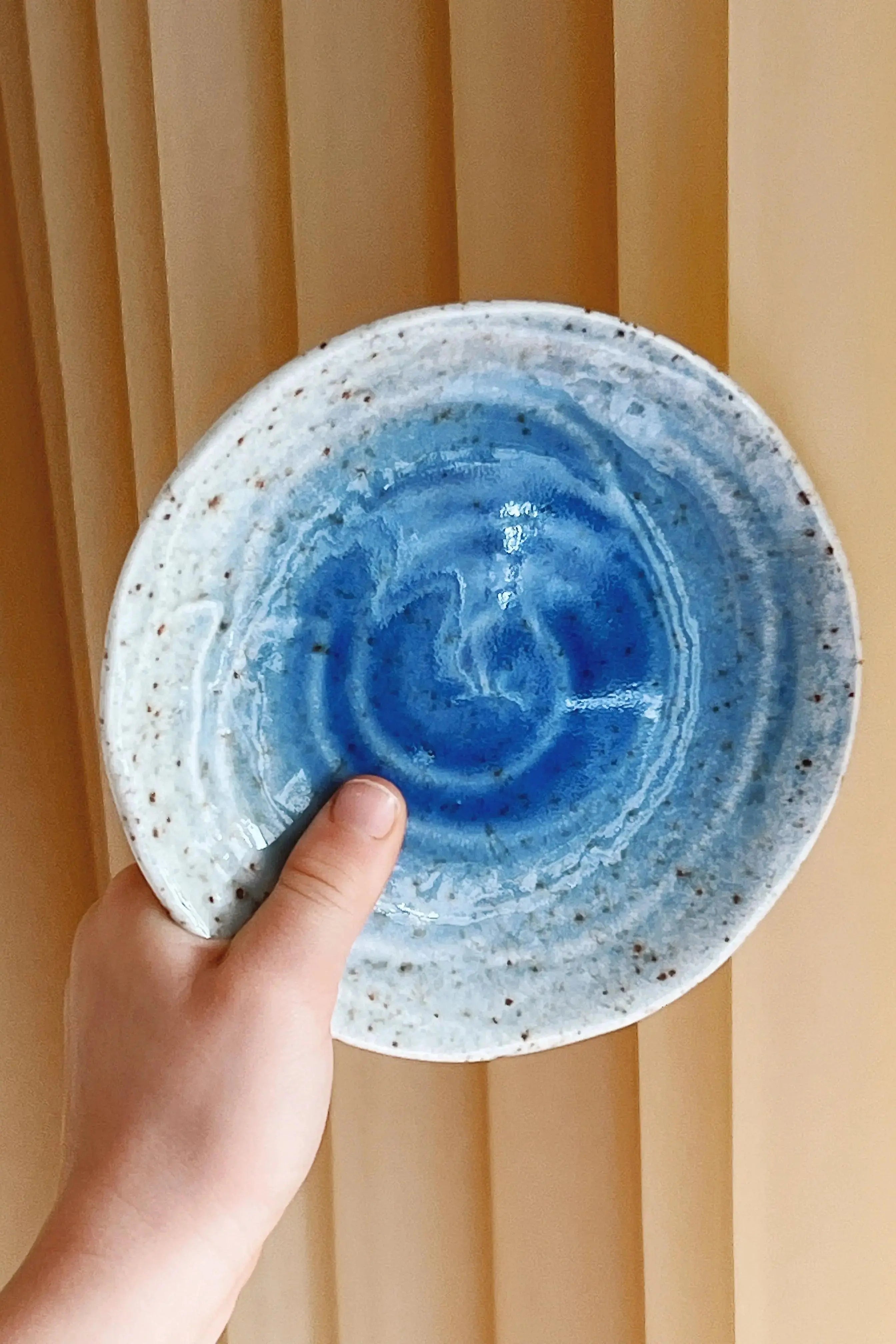 Japansk tallerken i hvid og blålig keramik | 13 cm Studio Hafnia