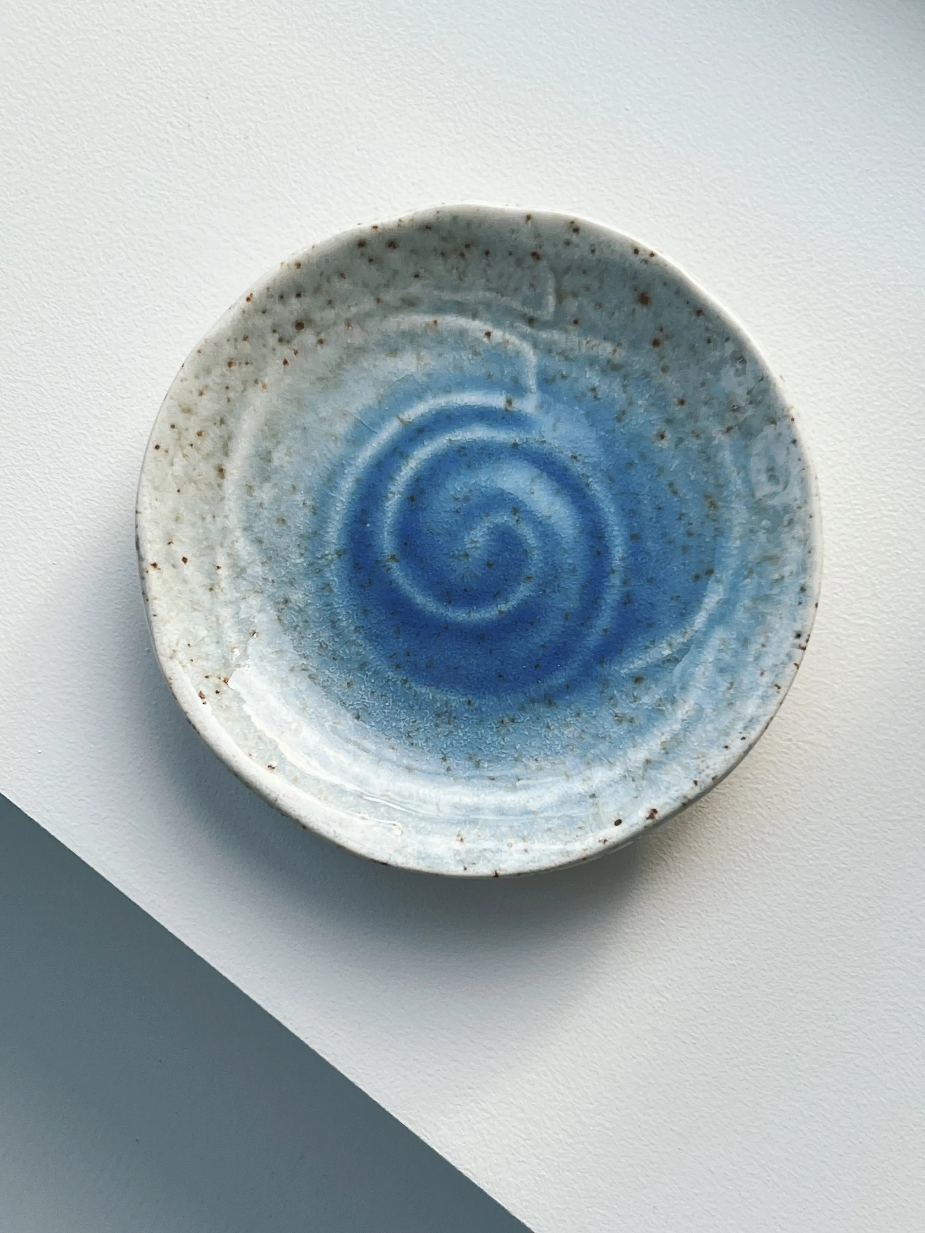 Japansk tallerken i hvid og blålig keramik | 13 cm Studio Hafnia