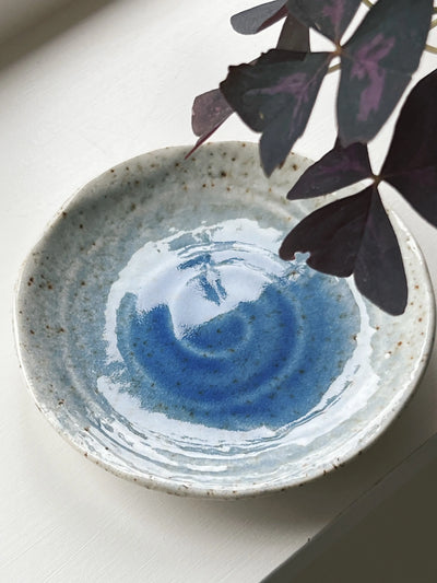 Japansk tallerken i hvid og blålig keramik | 13 cm Studio Hafnia