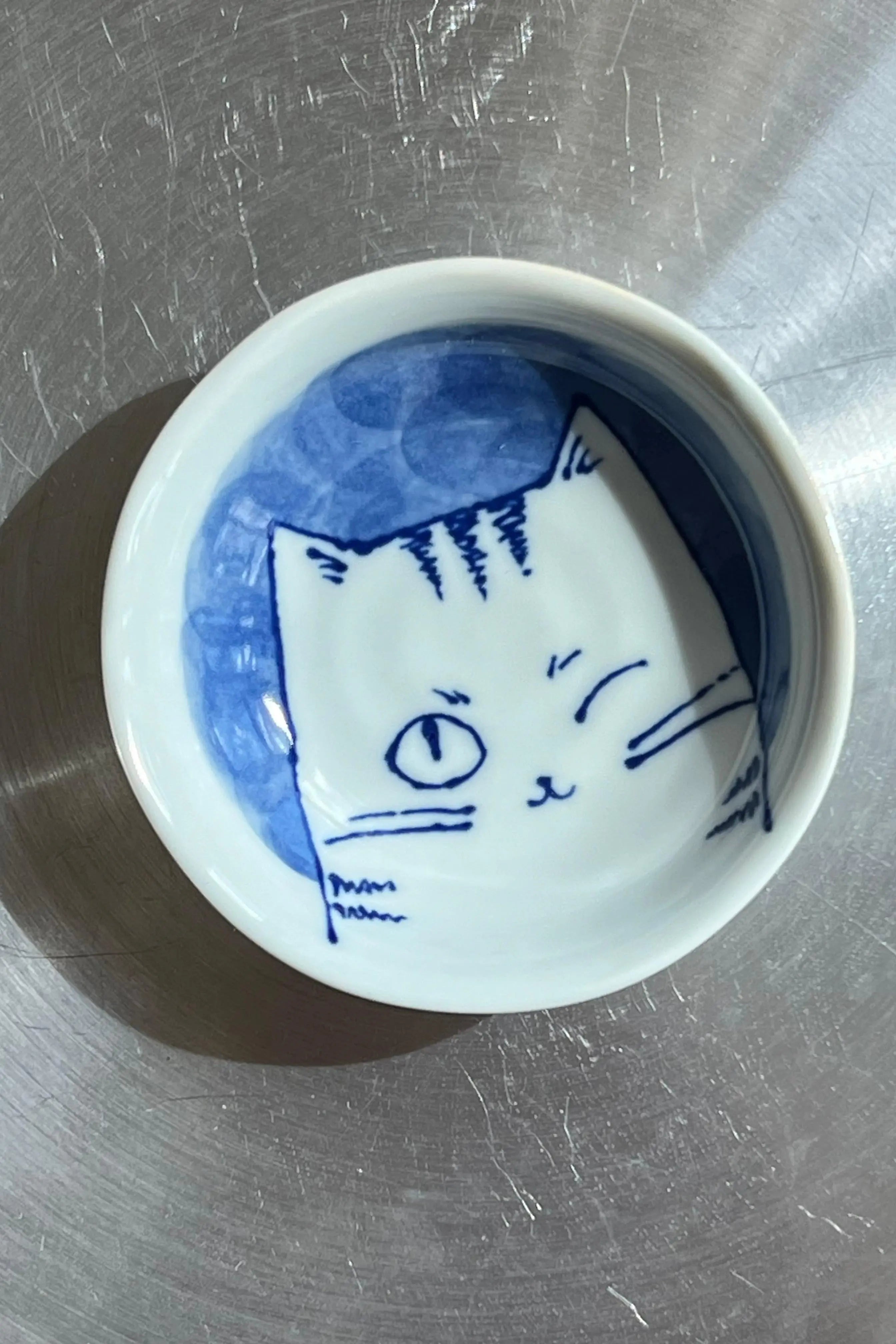 Japansk tallerken/lille skål i hvid keramik med motiv af blå kat | 10 cm Studio Hafnia