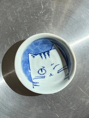 Japansk tallerken/lille skål i hvid keramik med motiv af blå kat | 10 cm Studio Hafnia