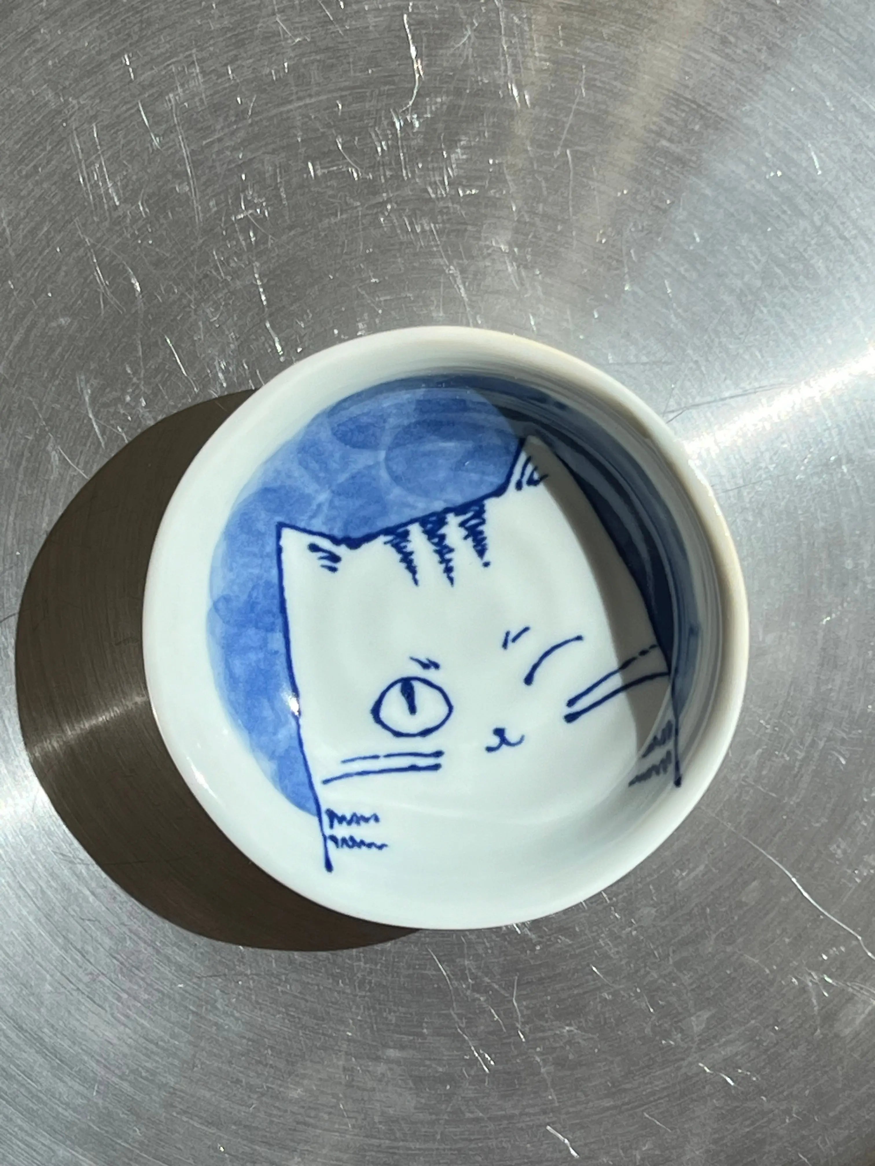 Japansk tallerken/lille skål i hvid keramik med motiv af blå kat | 10 cm Studio Hafnia