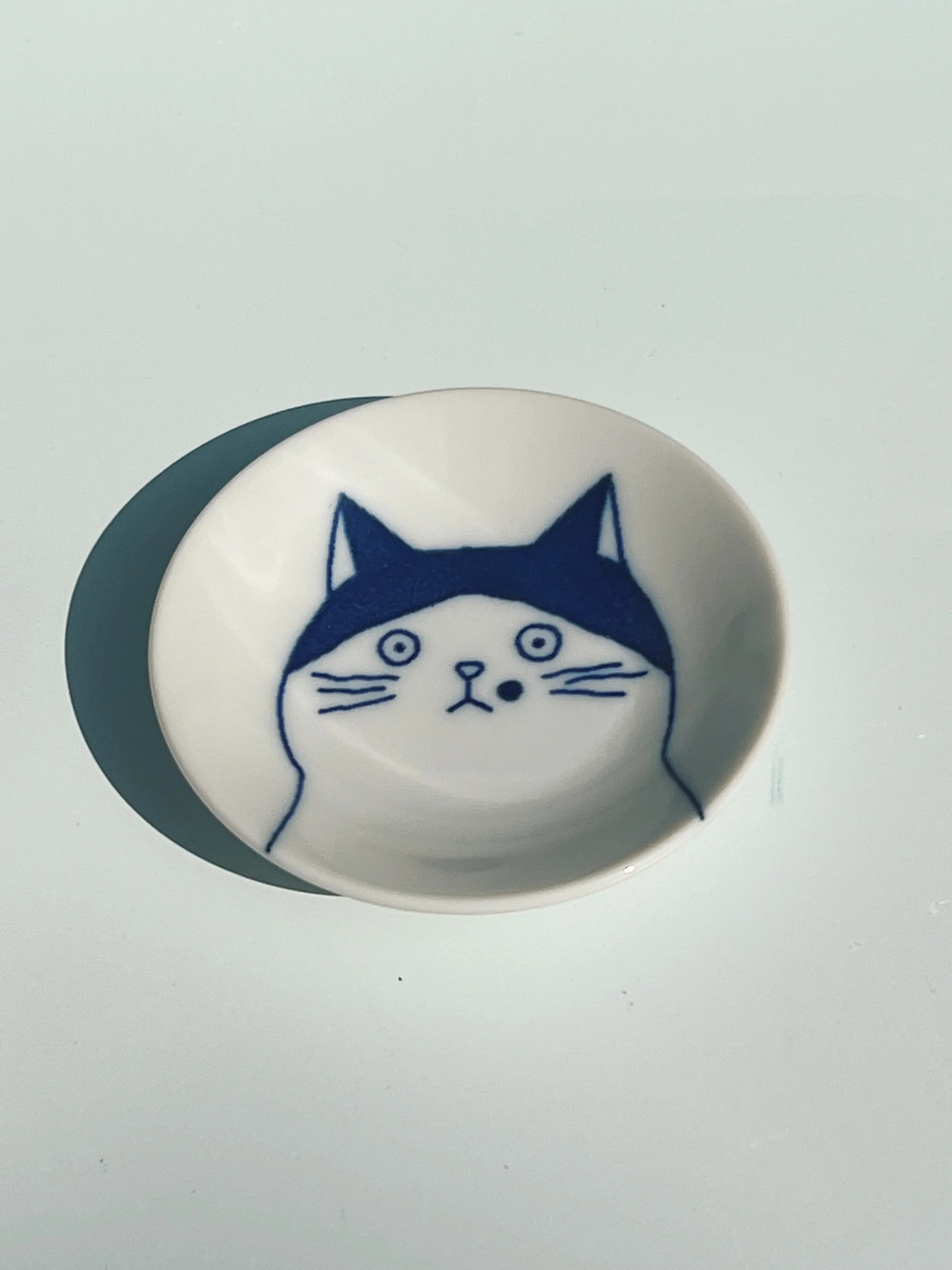 Japansk tallerken med blå kat | 5 forskellige | 8 cm Studio Hafnia