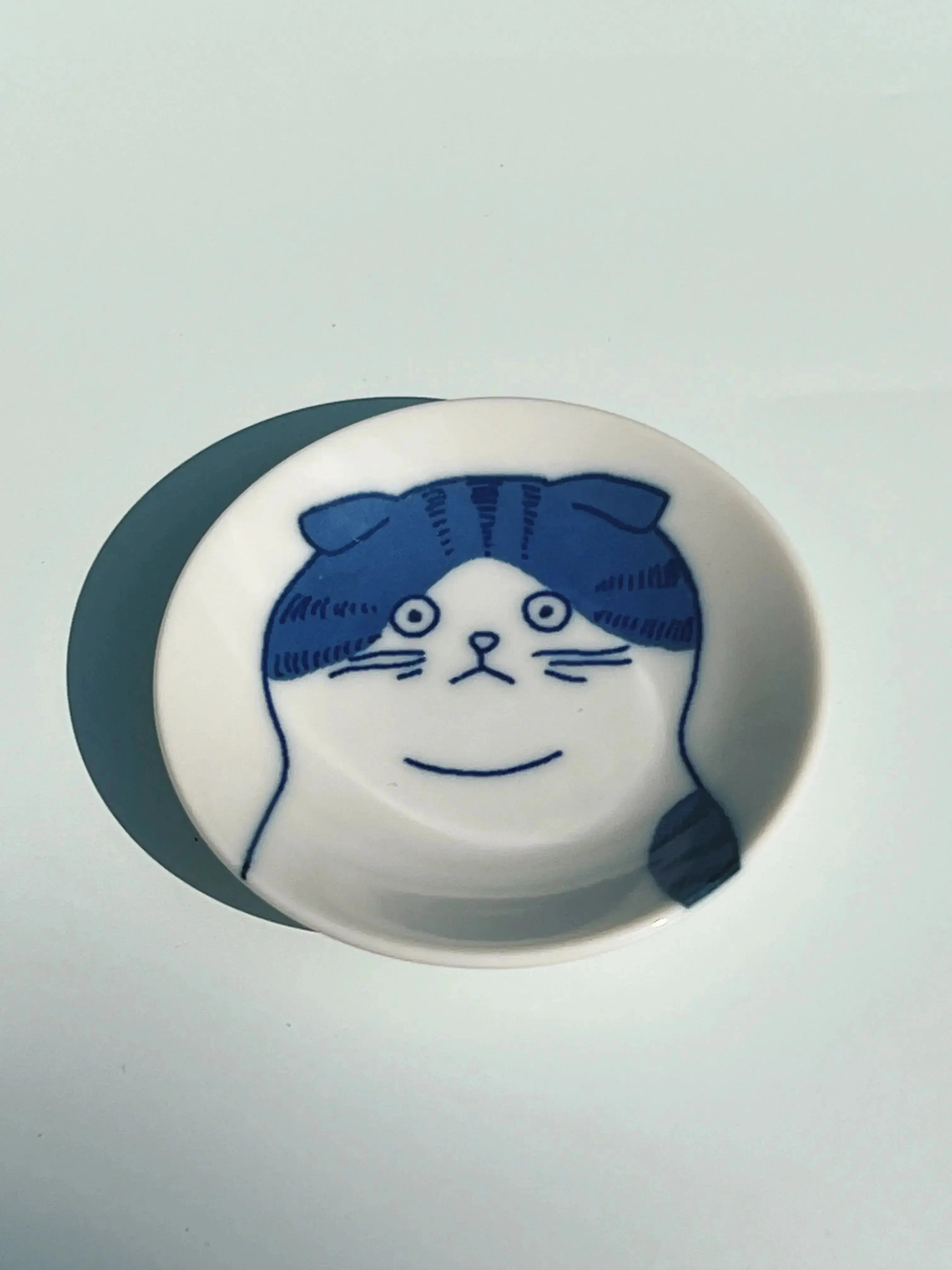 Japansk tallerken med blå kat | 5 forskellige | 8 cm Studio Hafnia