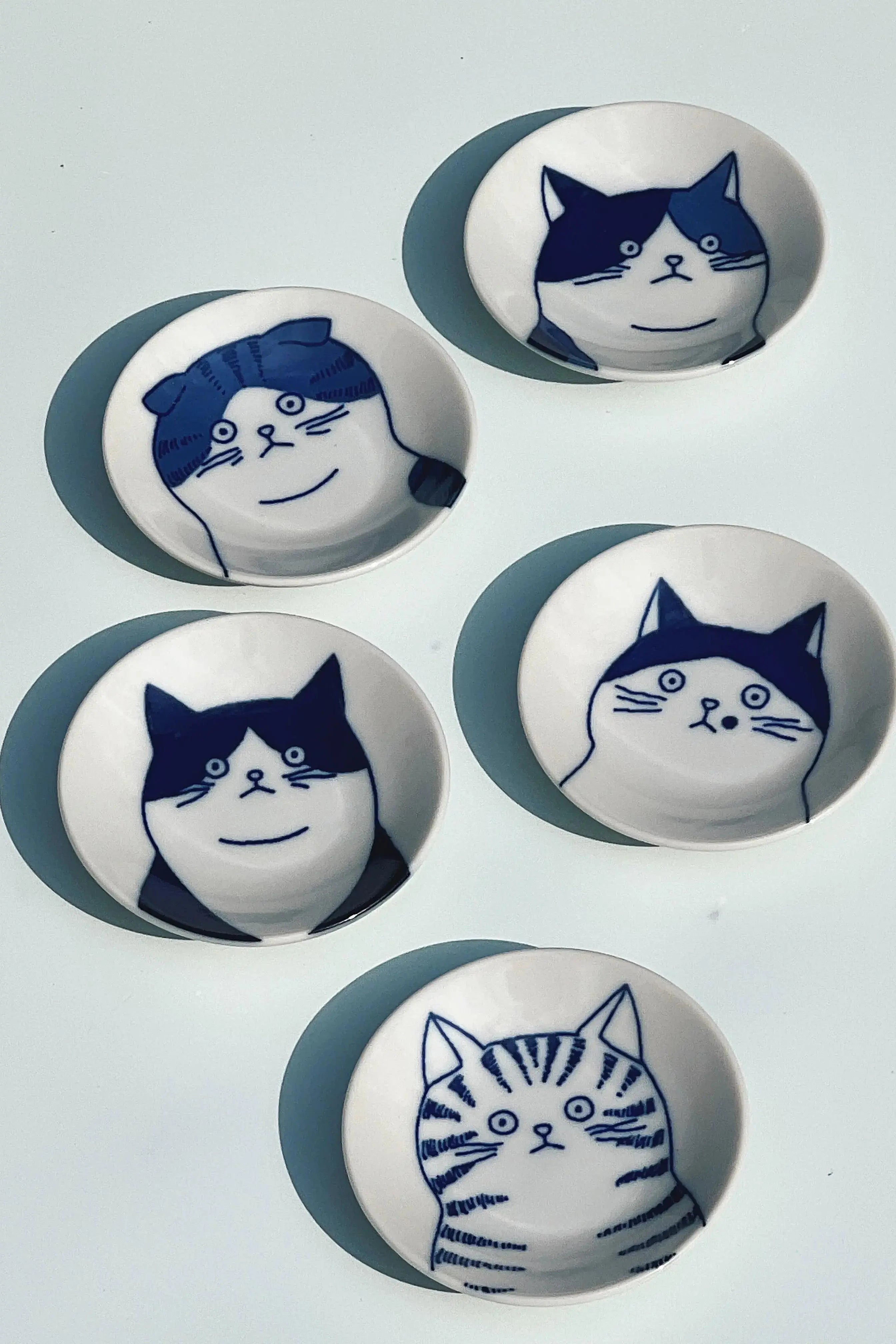 Japansk tallerken med blå kat | 5 forskellige | 8 cm Studio Hafnia