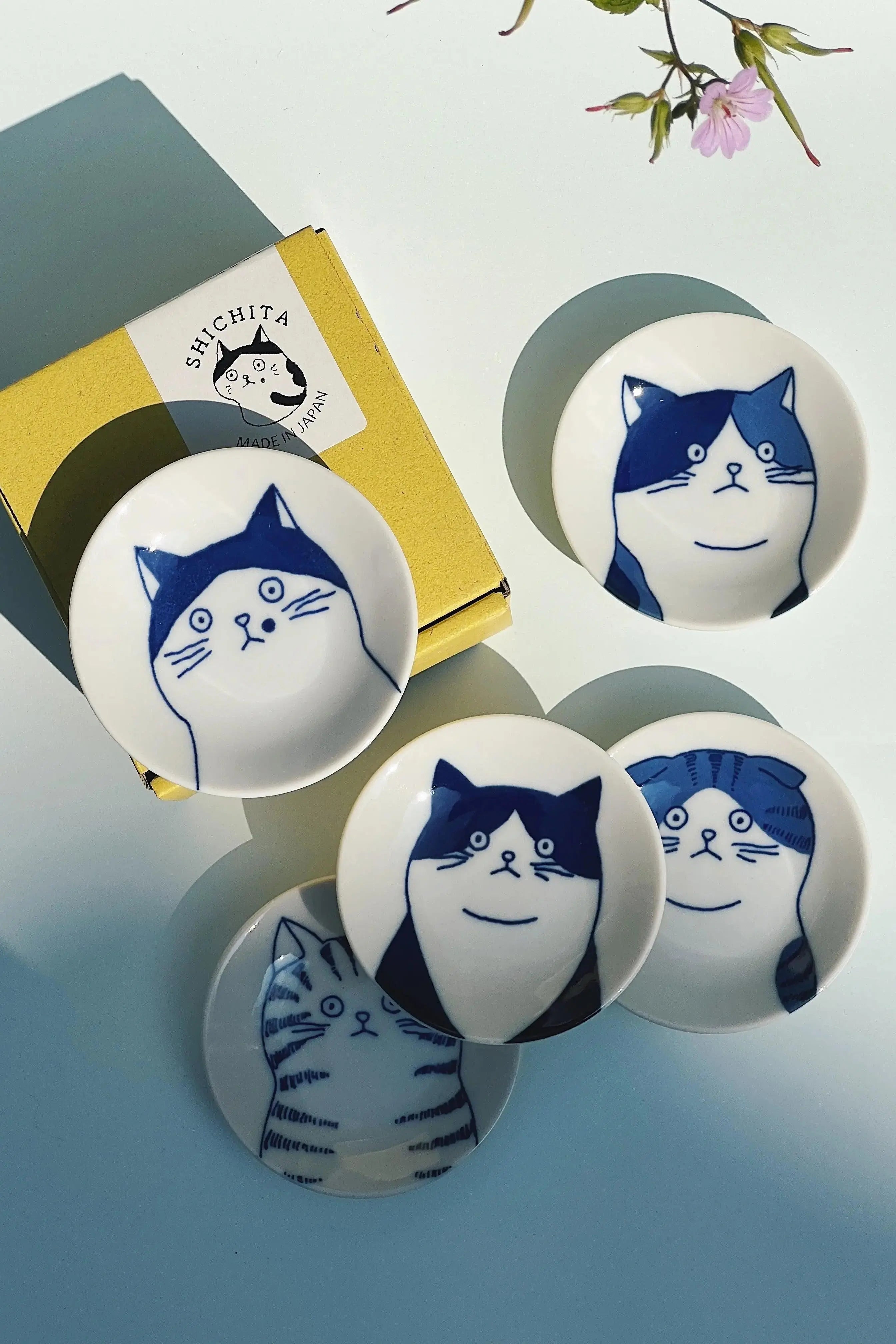 Japansk tallerken med blå kat | Sæt med 5 forskellige i æske | 8 cm Studio Hafnia