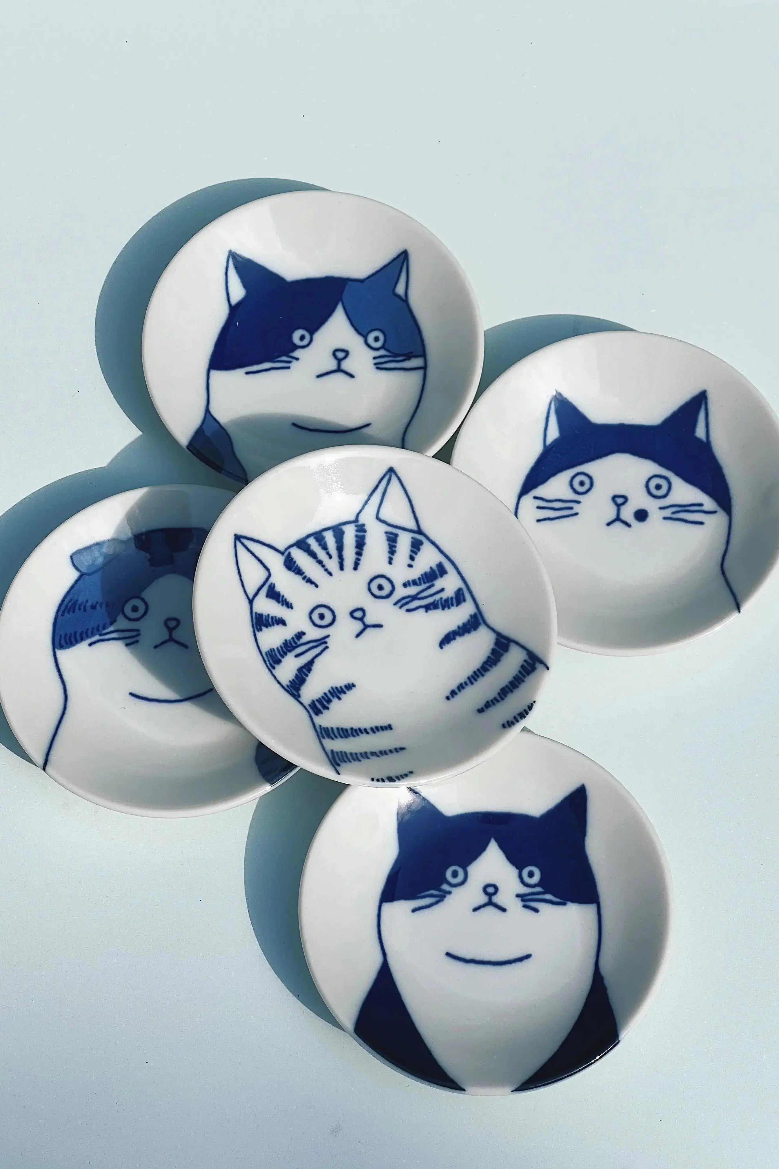 Japansk tallerken med blå kat | Sæt med 5 forskellige i gaveæske | 9 cm Studio Hafnia