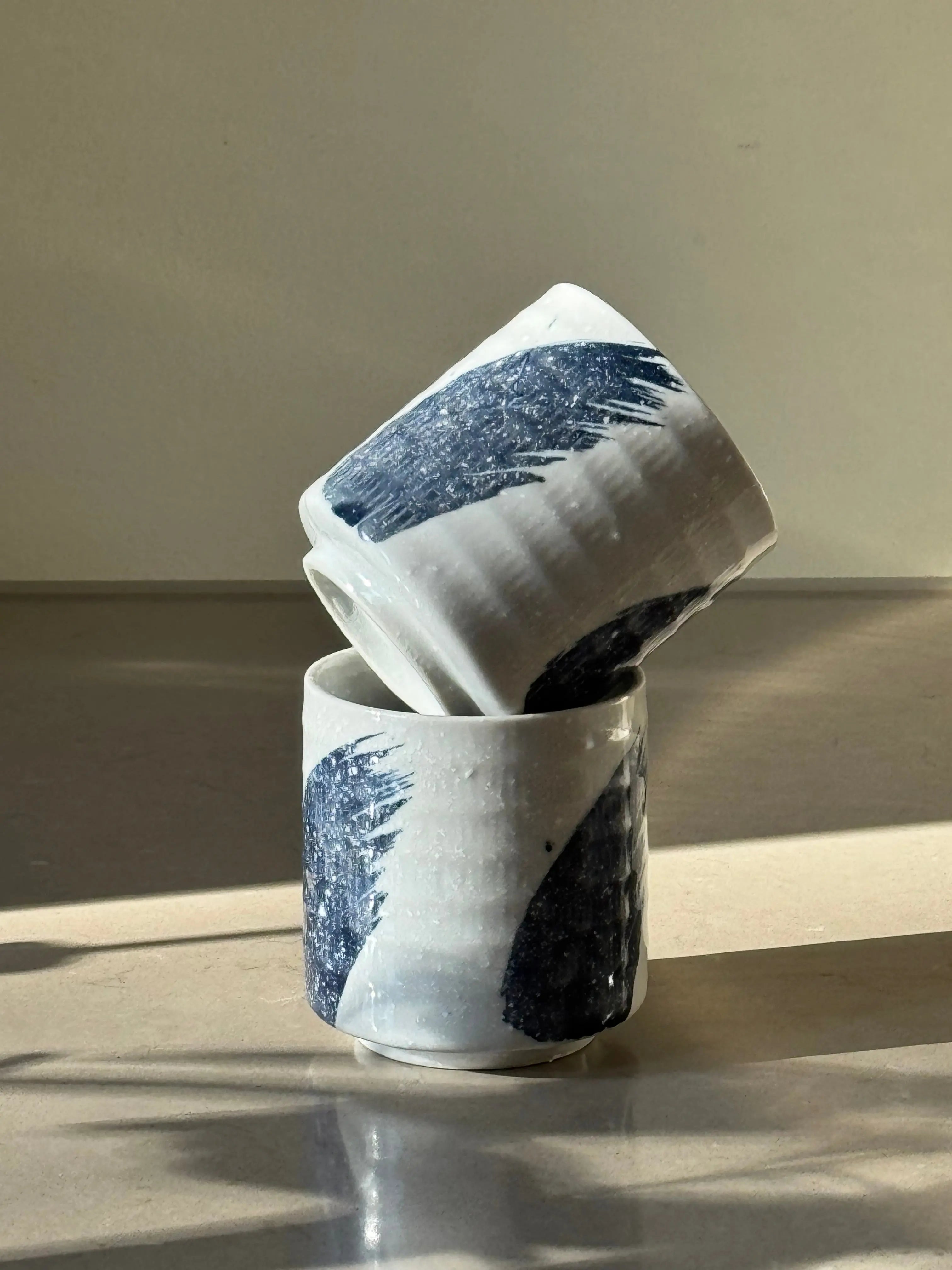 Japansk tekrus i keramik – håndmalet blå penselstrøg Studio Hafnia