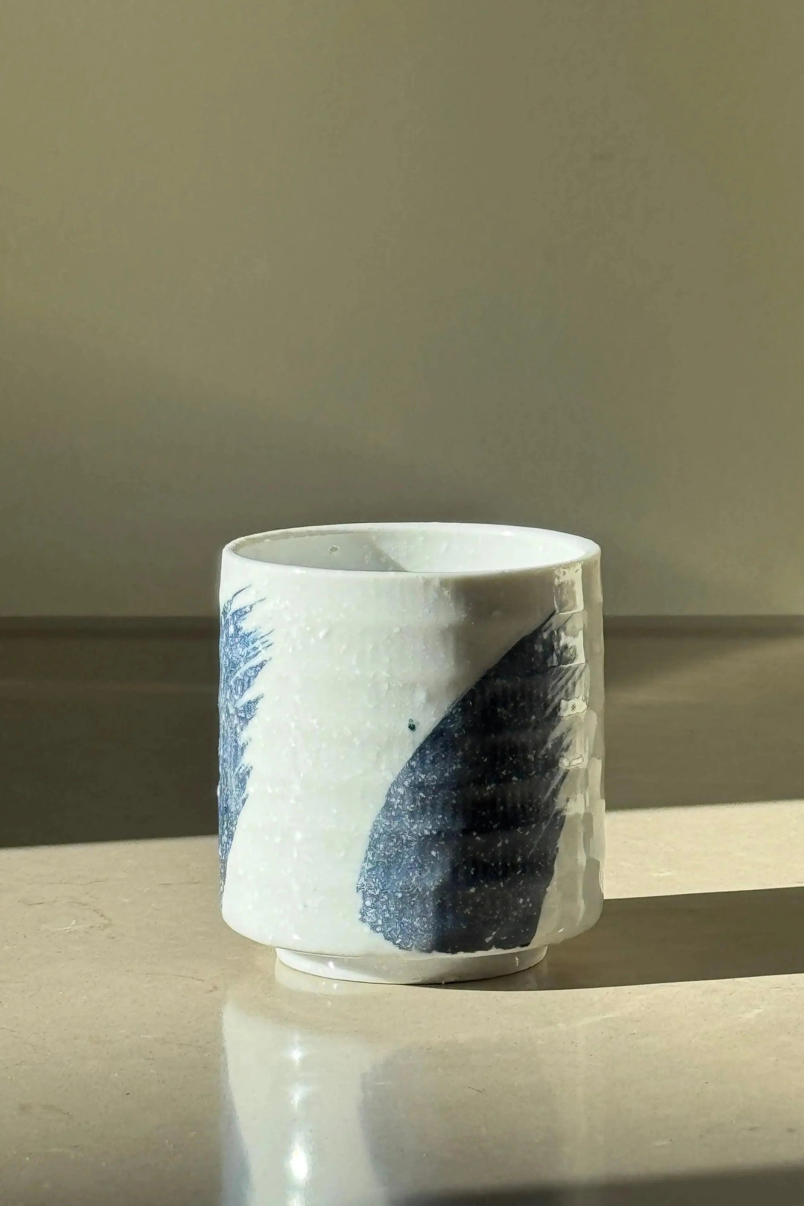 Japansk tekrus i keramik – håndmalet blå penselstrøg Studio Hafnia