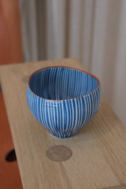 Japansk keramik krus – blå/hvid stribet, organisk form (400 ml)
