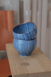 Japansk keramik krus – blå/hvid stribet, organisk form (400 ml)