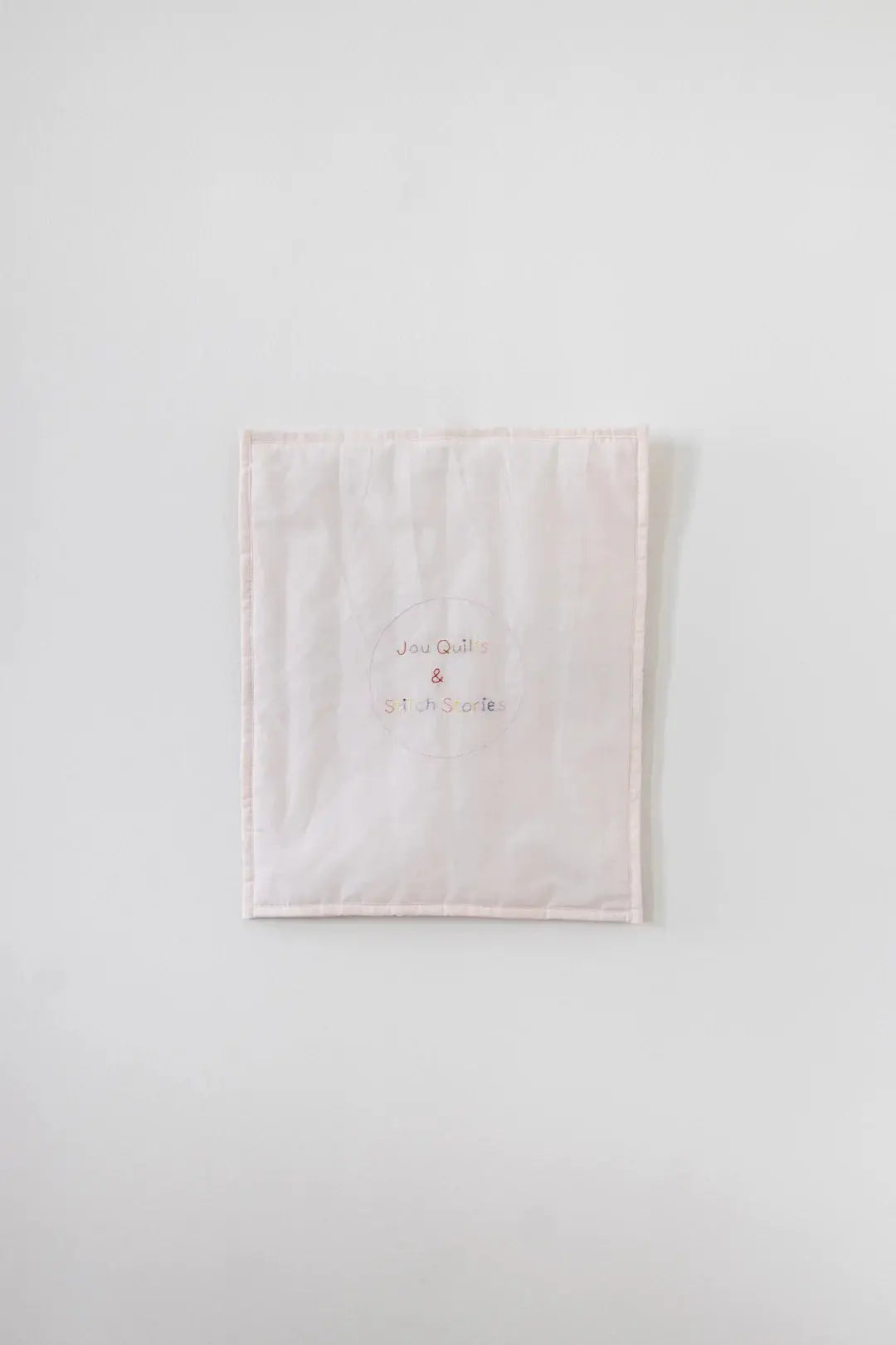 Jou Quilts & Stitch Stories quiltet patchwork vægtæppe | 70 x 90 cm nude color Jou Quilts