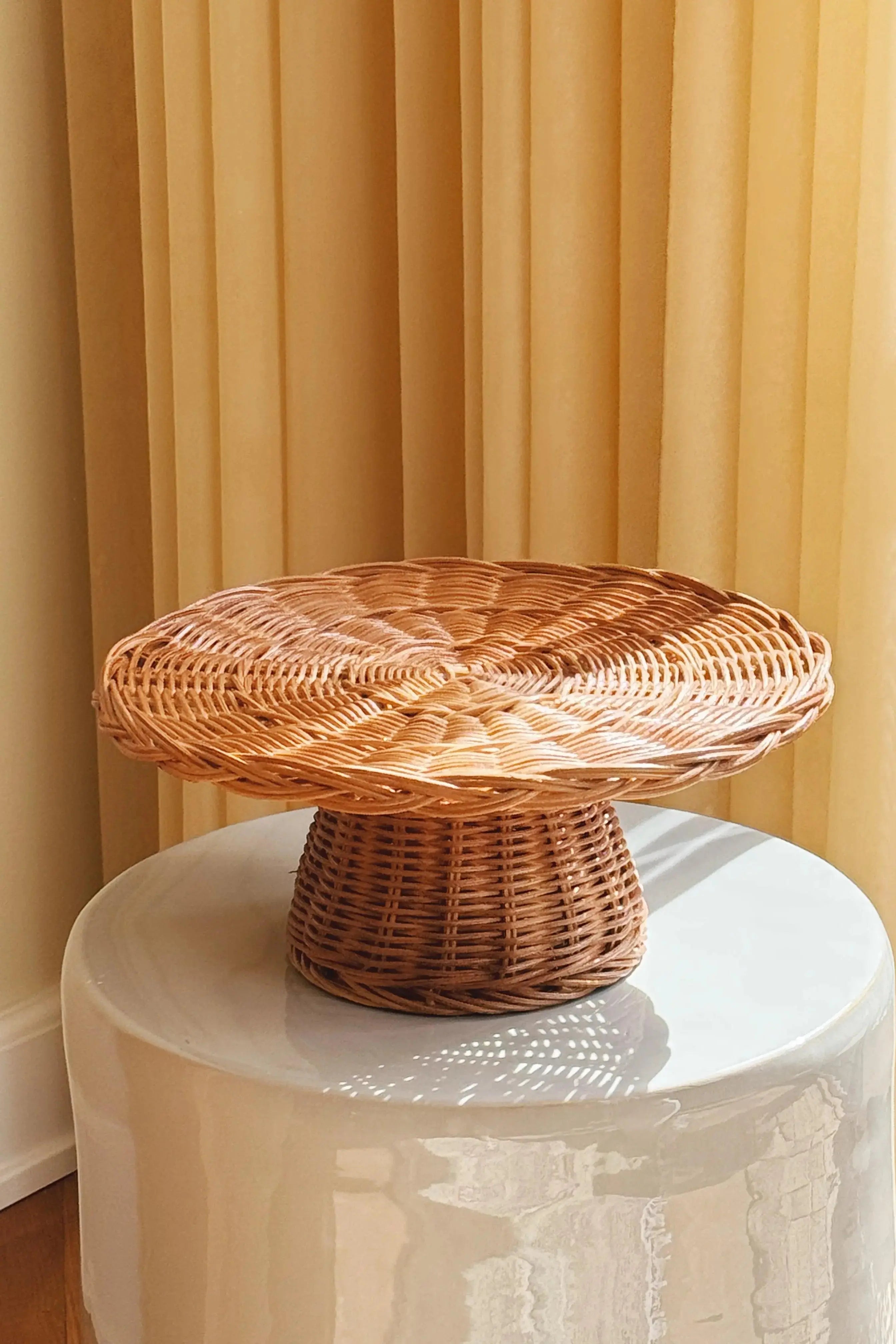 Kagefad i Rattan – Håndflettet Fad med Fod | Ø30 x H12 cm Studio Hafnia