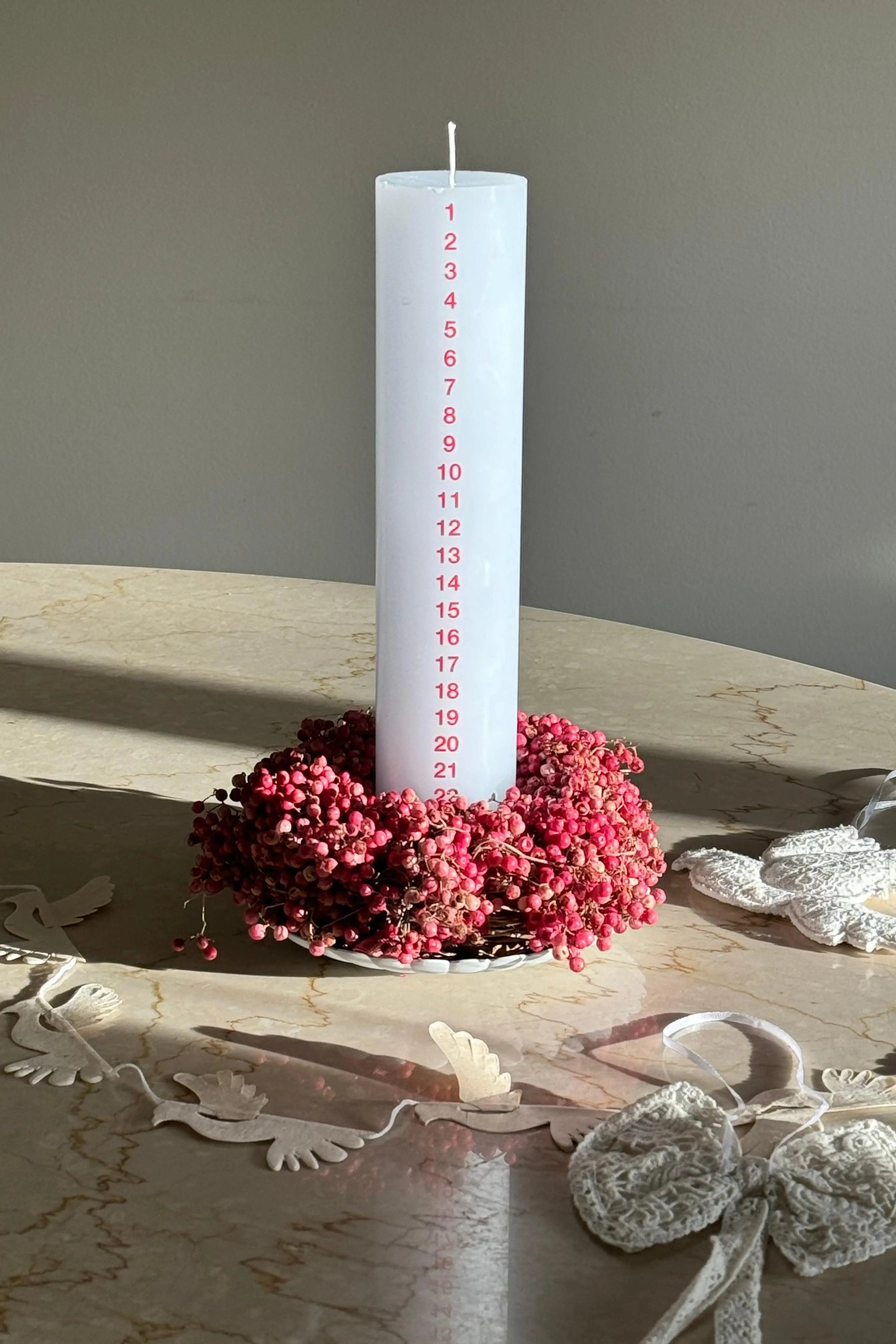 Kalenderlys i Lyseblå med Røde Tal fra Kunstindustrien Studio Hafnia