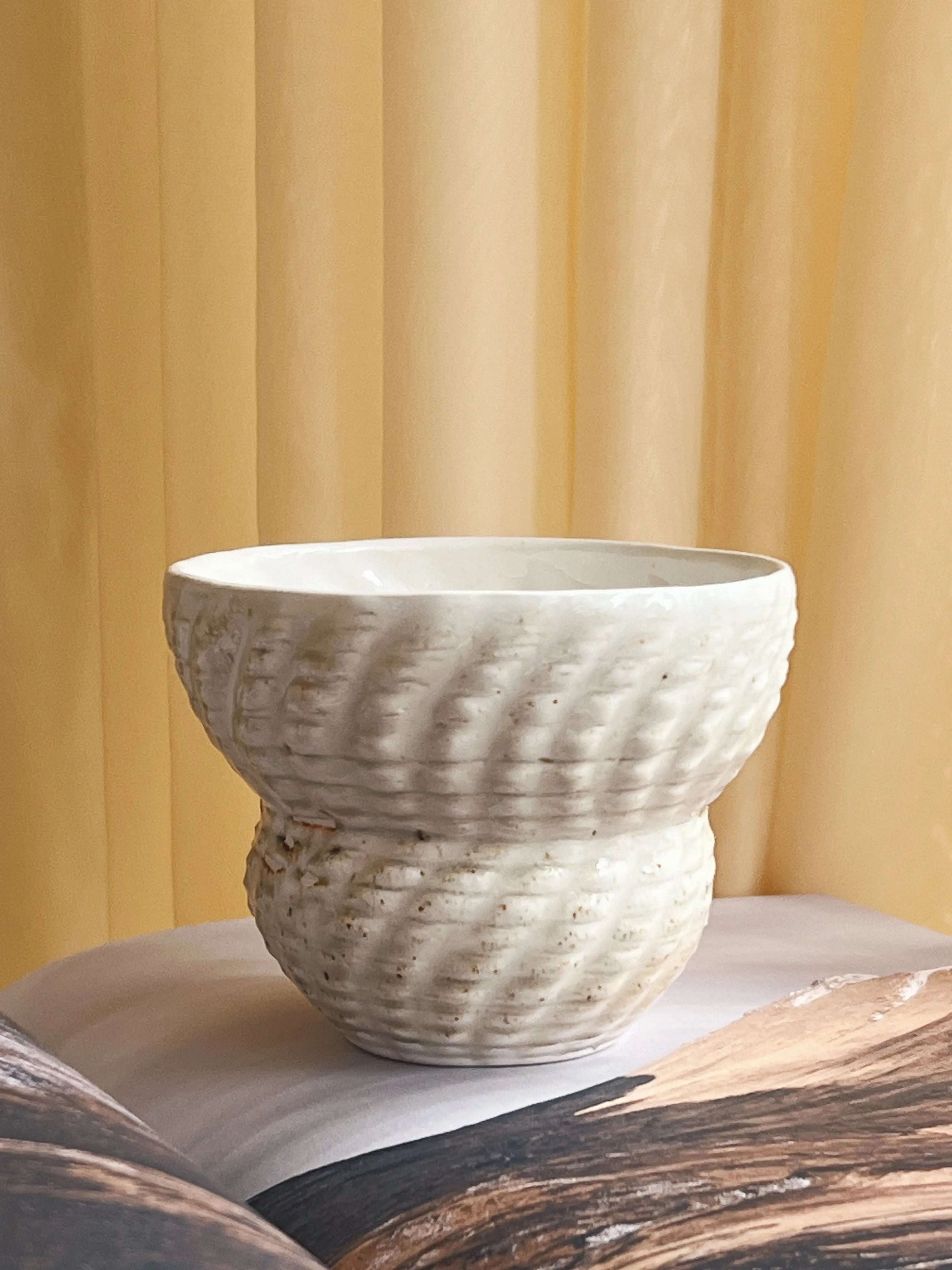 Konkylie Kop II af Christina Iversen Studio i creme, keramik Christina Iversen Studio