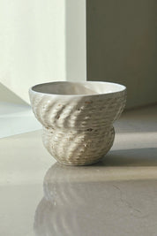 Konkylie Kop II uden hank af Christina Iversen Studio i creme, keramik Christina Iversen Studio