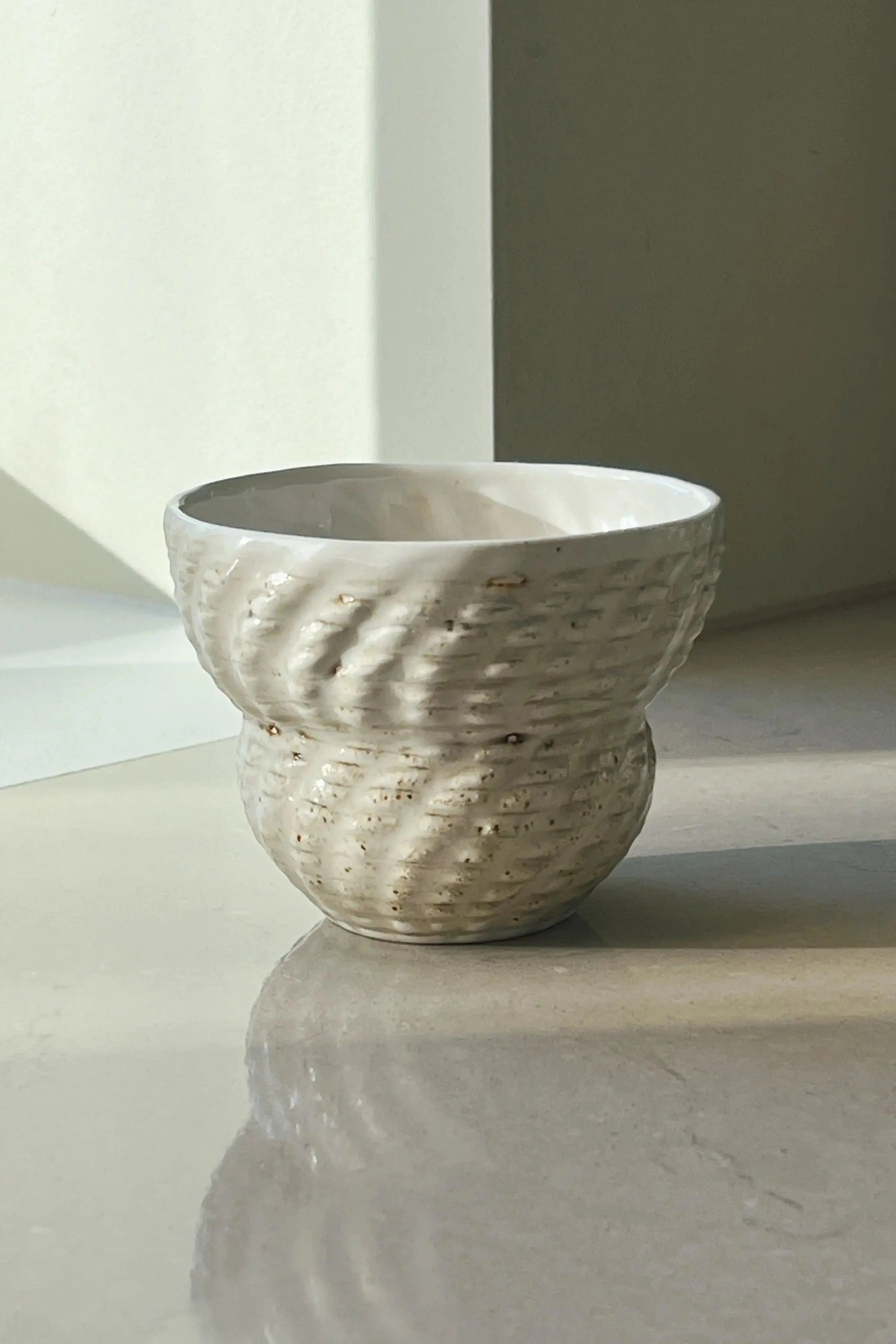 Konkylie Kop II uden hank af Christina Iversen Studio i creme, keramik Christina Iversen Studio