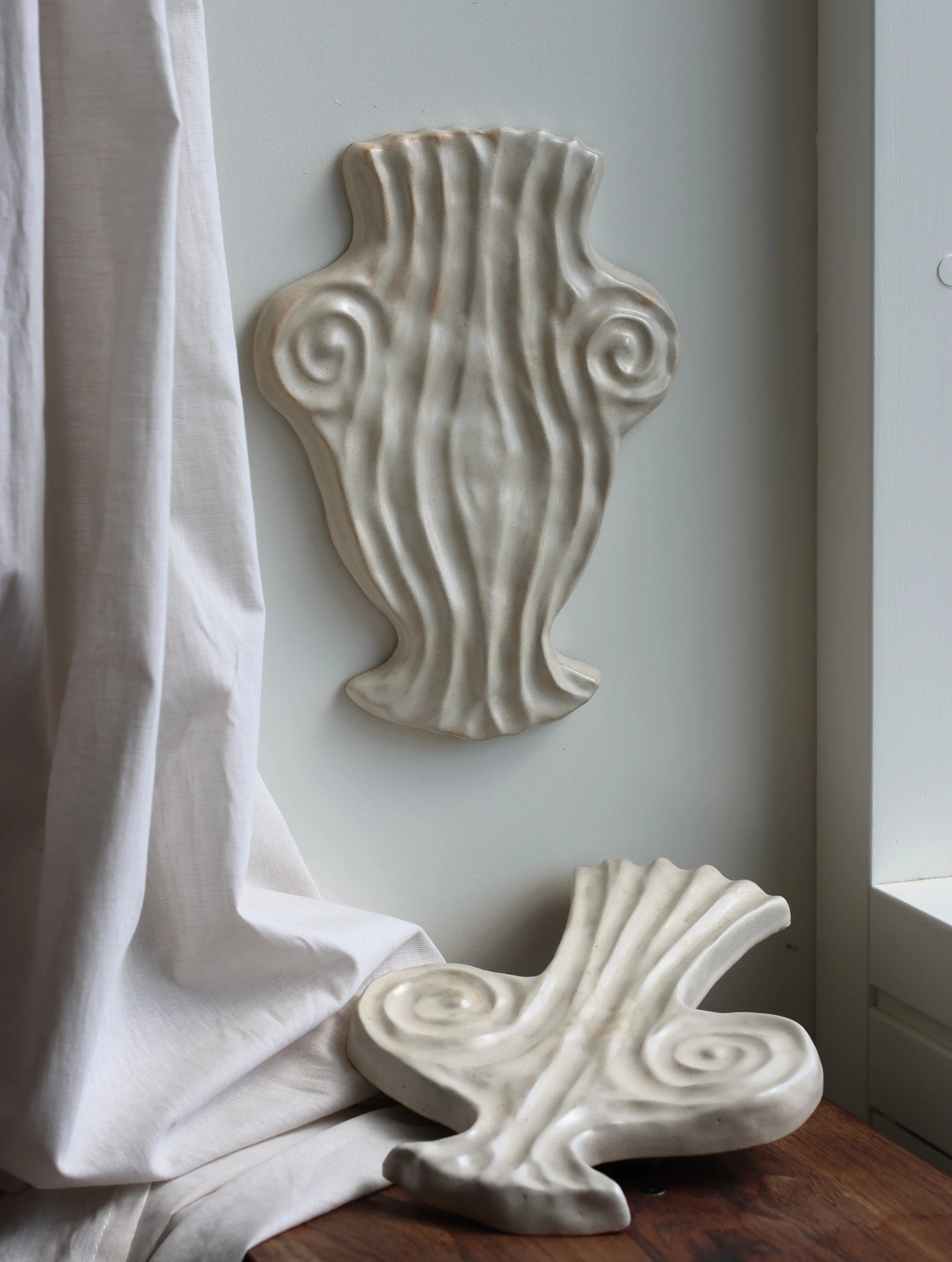 Laoru Laoru – Euterpe Muse Wall Relief Vase | Antique White H28 cm






