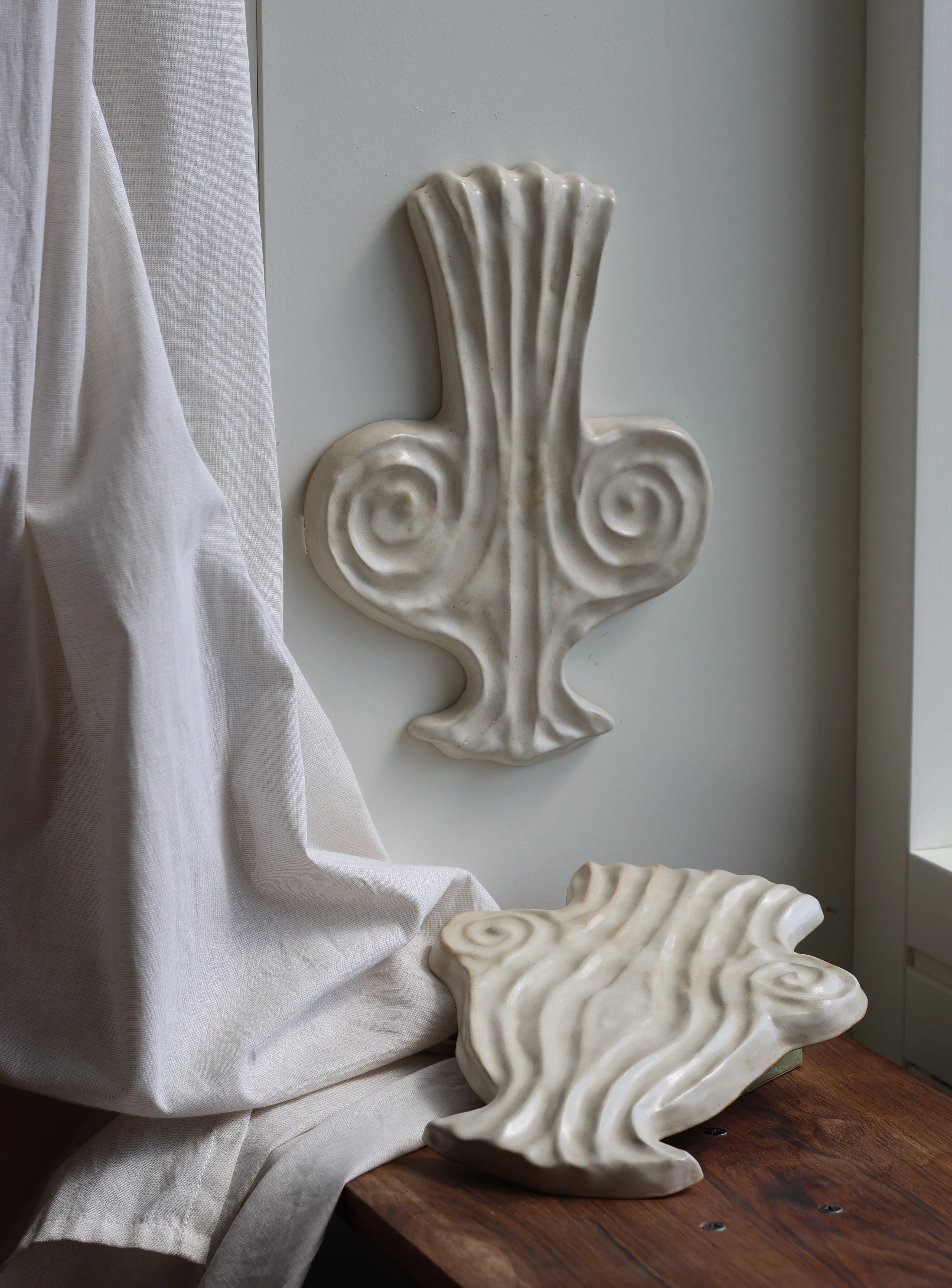 Laoru Laoru – Thalia Muse Wall Relief Vase | Antique White H28 cm





